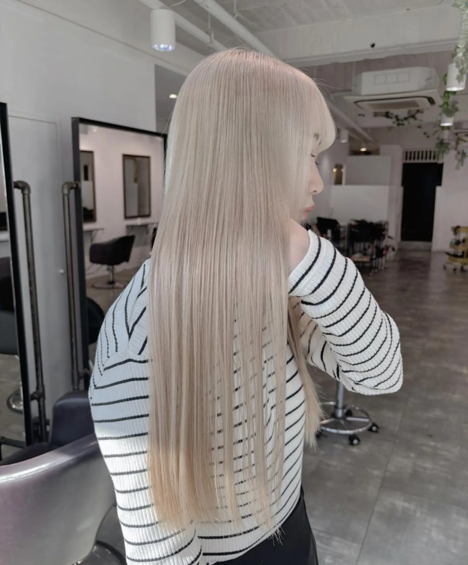 ロング カラー ショートボブ バレイヤージュ ベージュカラー 黒髪 ブリーチ カット ヘアカラー ili 梅田のヘアスタイル