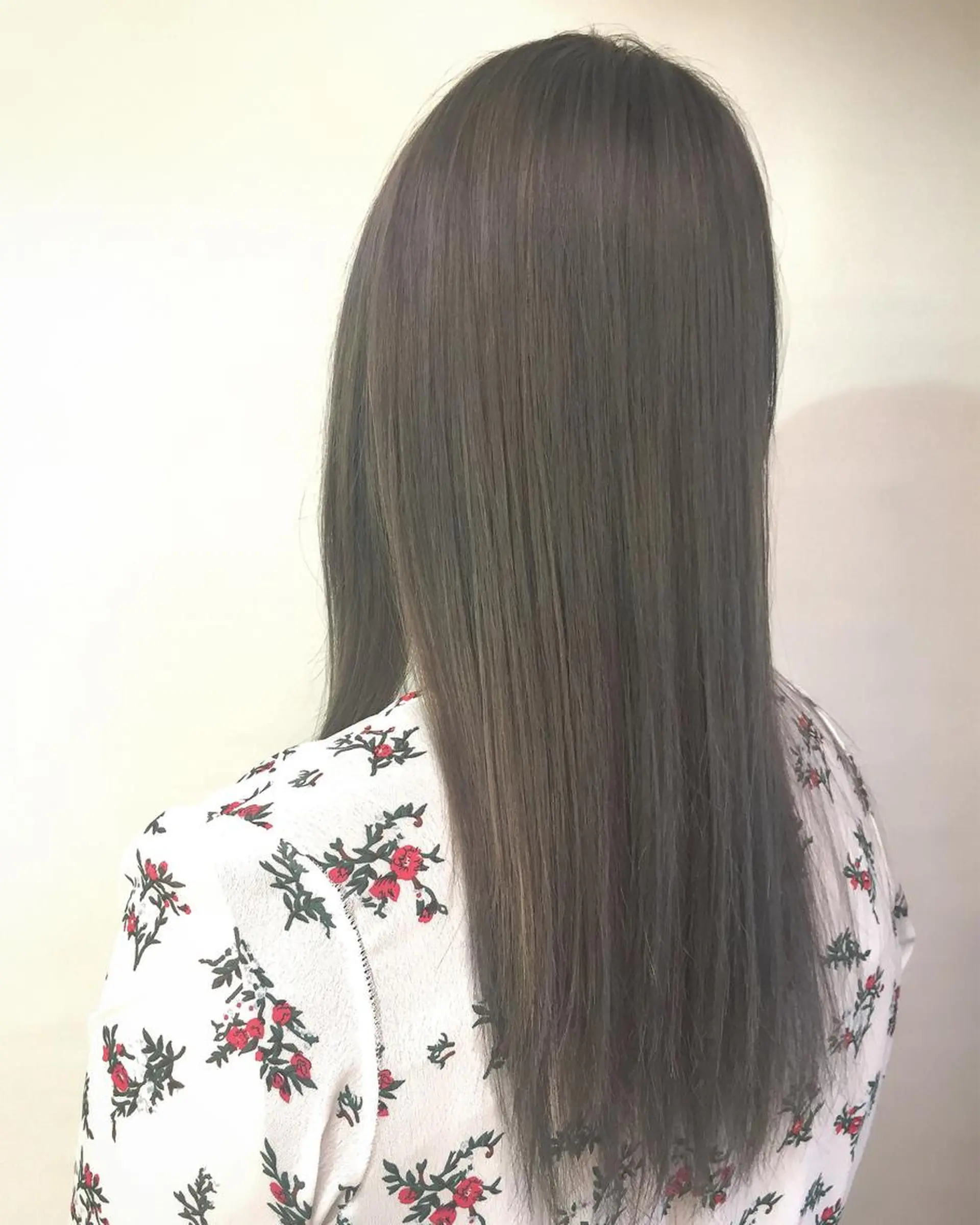 ロング カラー ブリーチ グレージュ 齋藤 咲のヘアスタイル