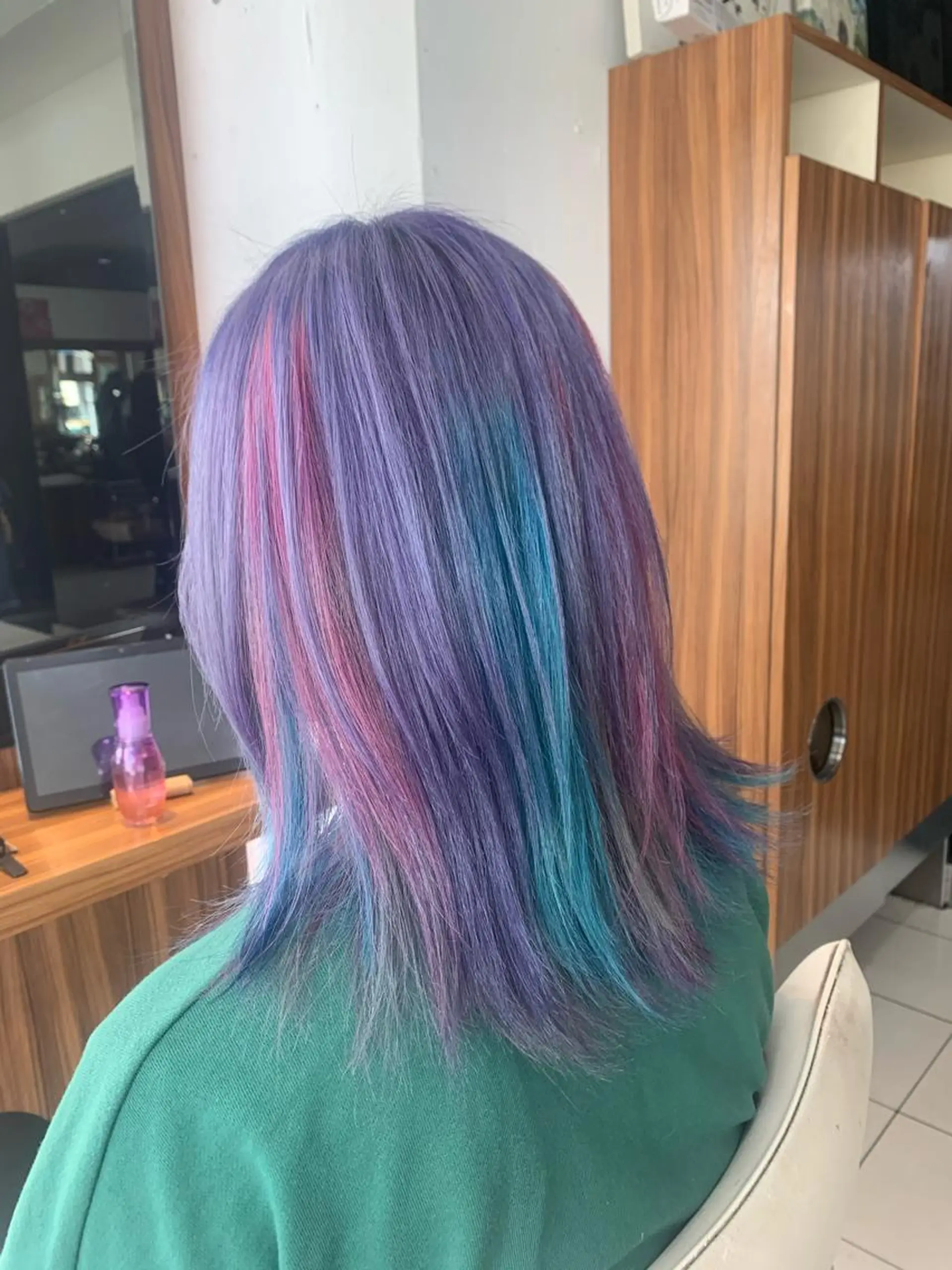 セミロング カラー ユニコーンカラー 脱白髪染め美容師 竹内涼乃のヘアスタイル