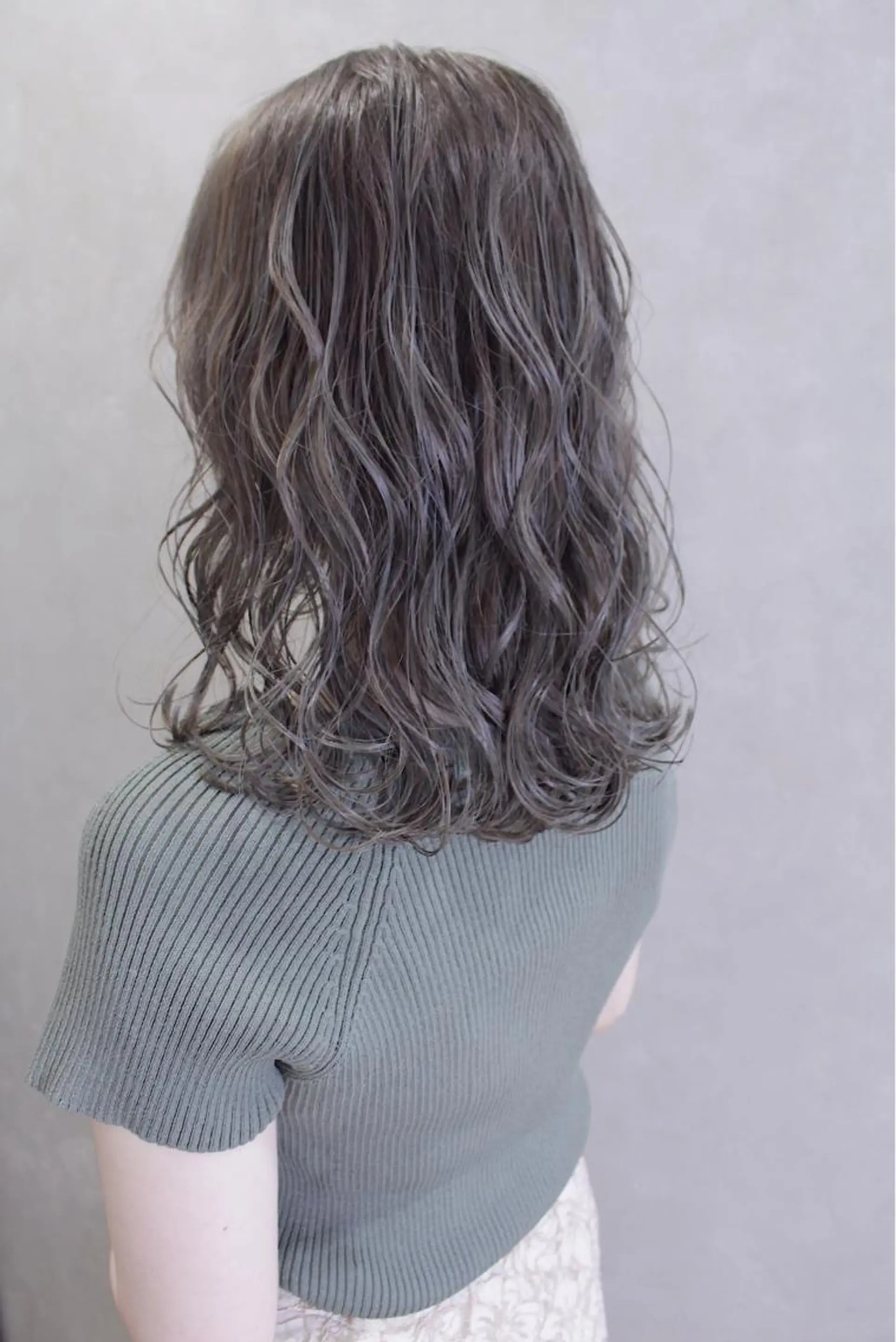 ミディアム カラー ヘアアレンジ アッシュ アッシュグレー ハイライトカラー ハイライト カット ヘアカラー トリートメント lani ブリーチ /ダブルカラーのヘアスタイル