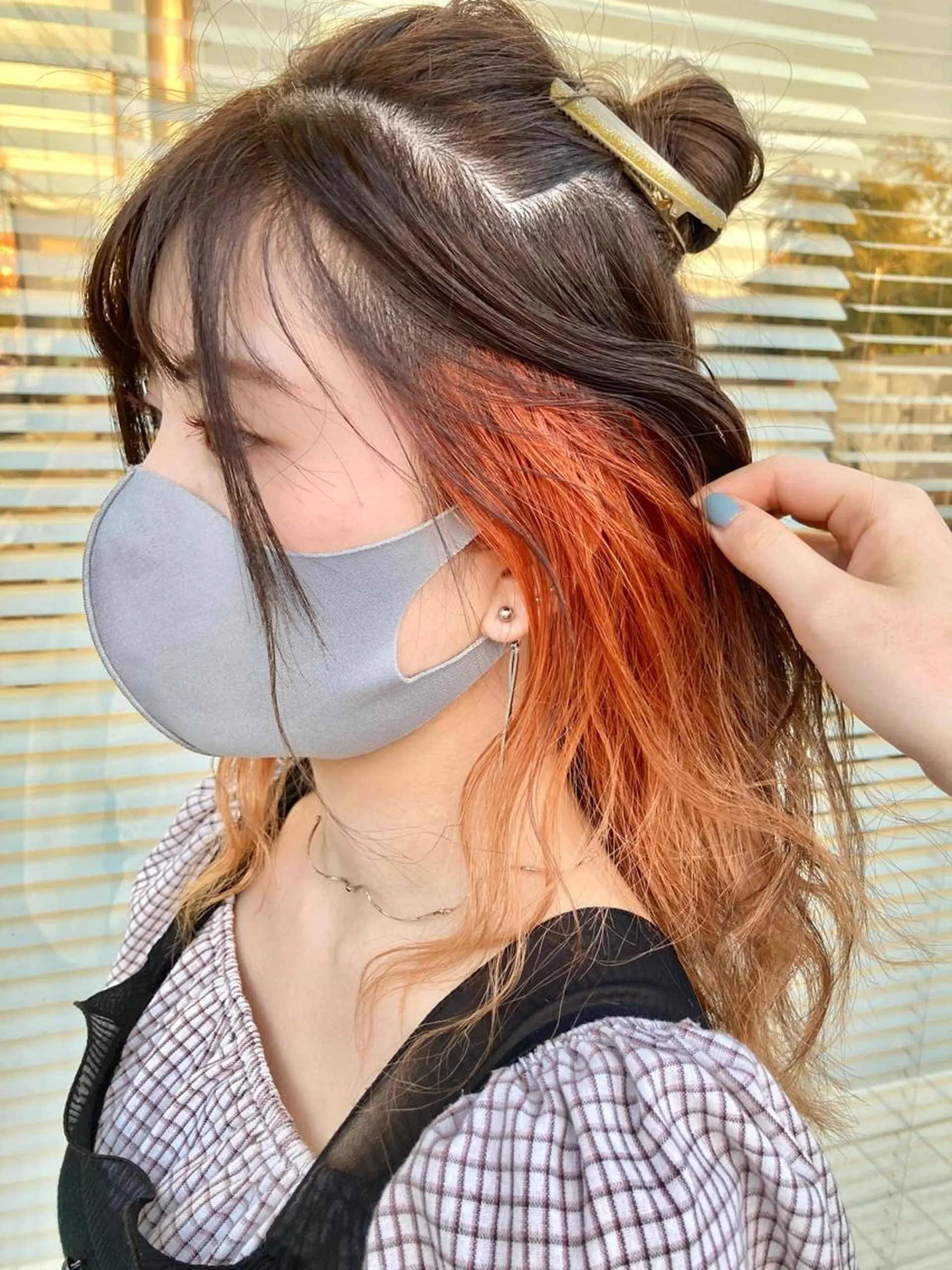 セミロング カラー インナーカラー オレンジ しんた ようのヘアスタイル