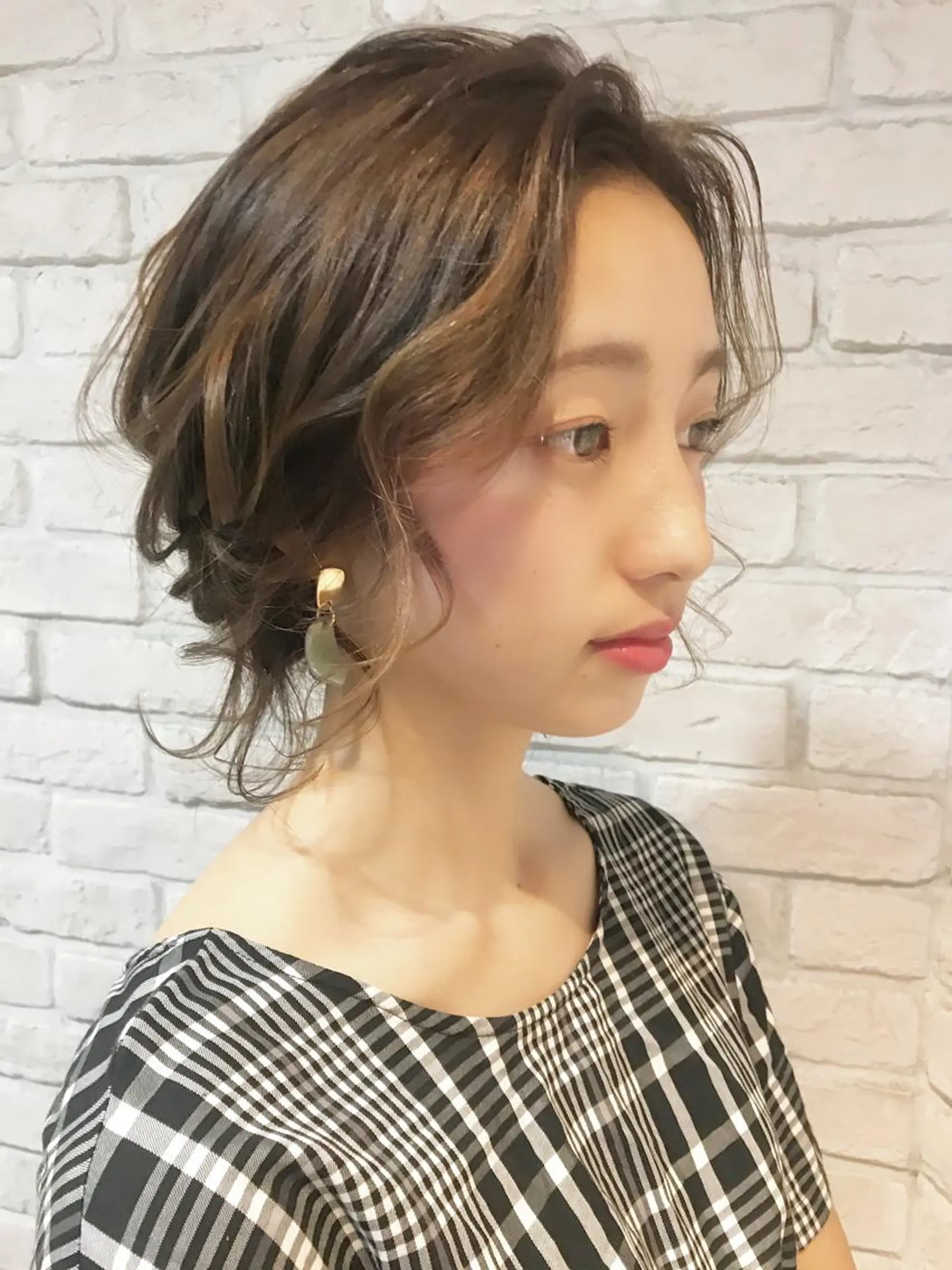 ヘアアレンジ 成人式 着物ヘア あやかショート 白髪ぼかしのヘアスタイル