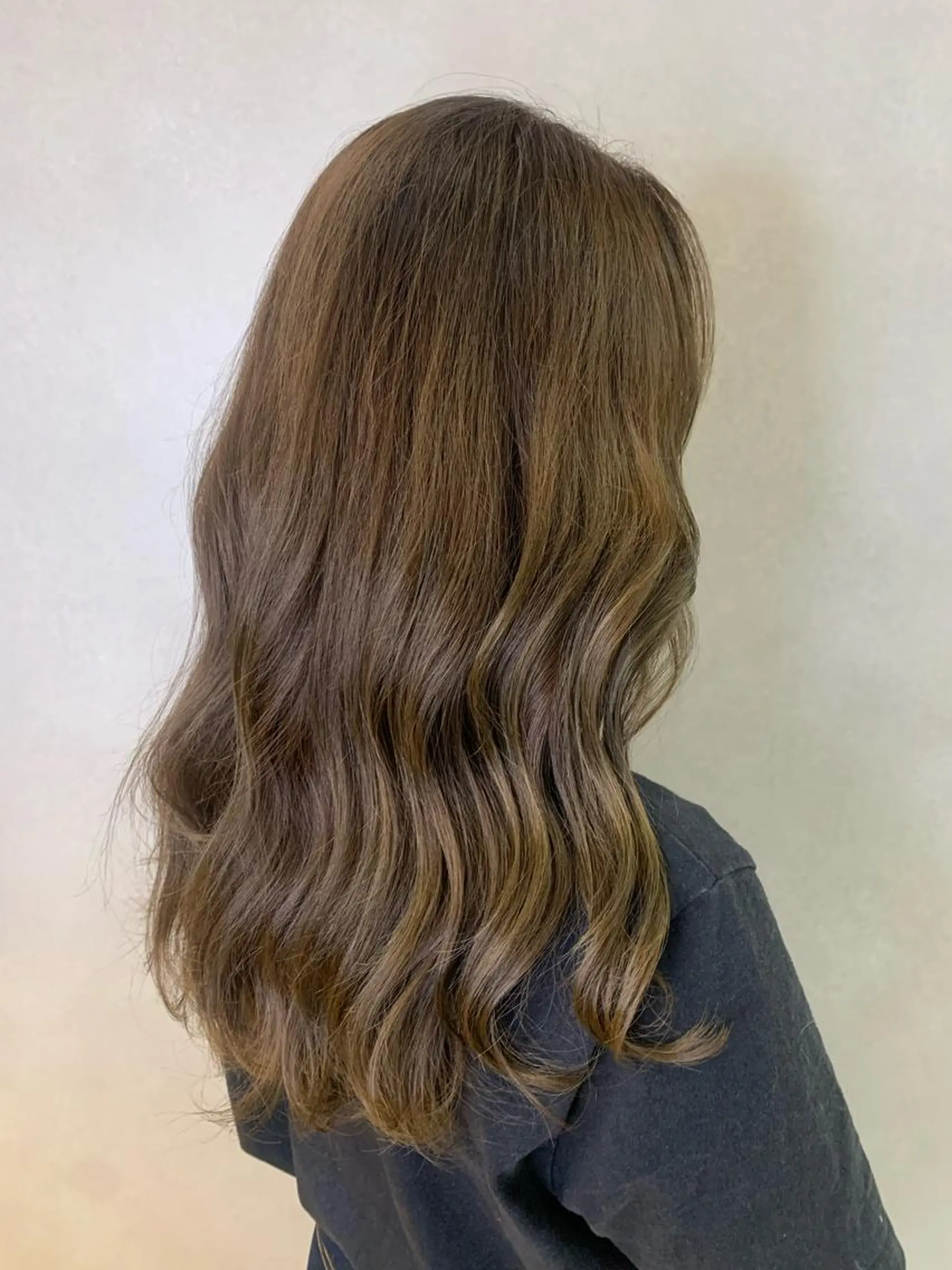 ロング ヘアカラー 土佐 優奈のヘアスタイル