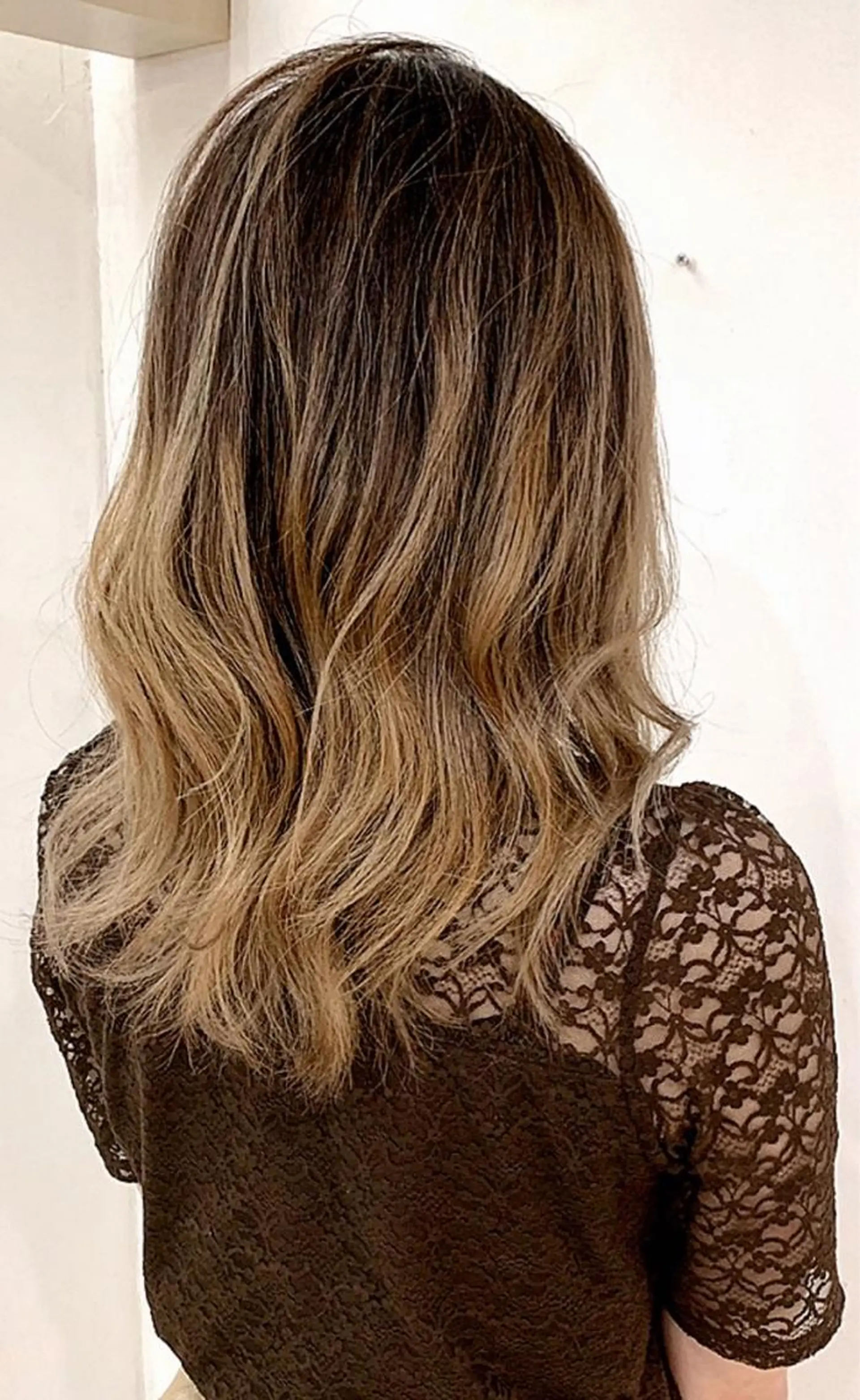 セミロング カラー アッシュ バレイヤージュ ブリーチ デザインカラー グレージュ カット ヘアカラー 京都大人女性ショート 徒歩1分/秋山のヘアスタイル
