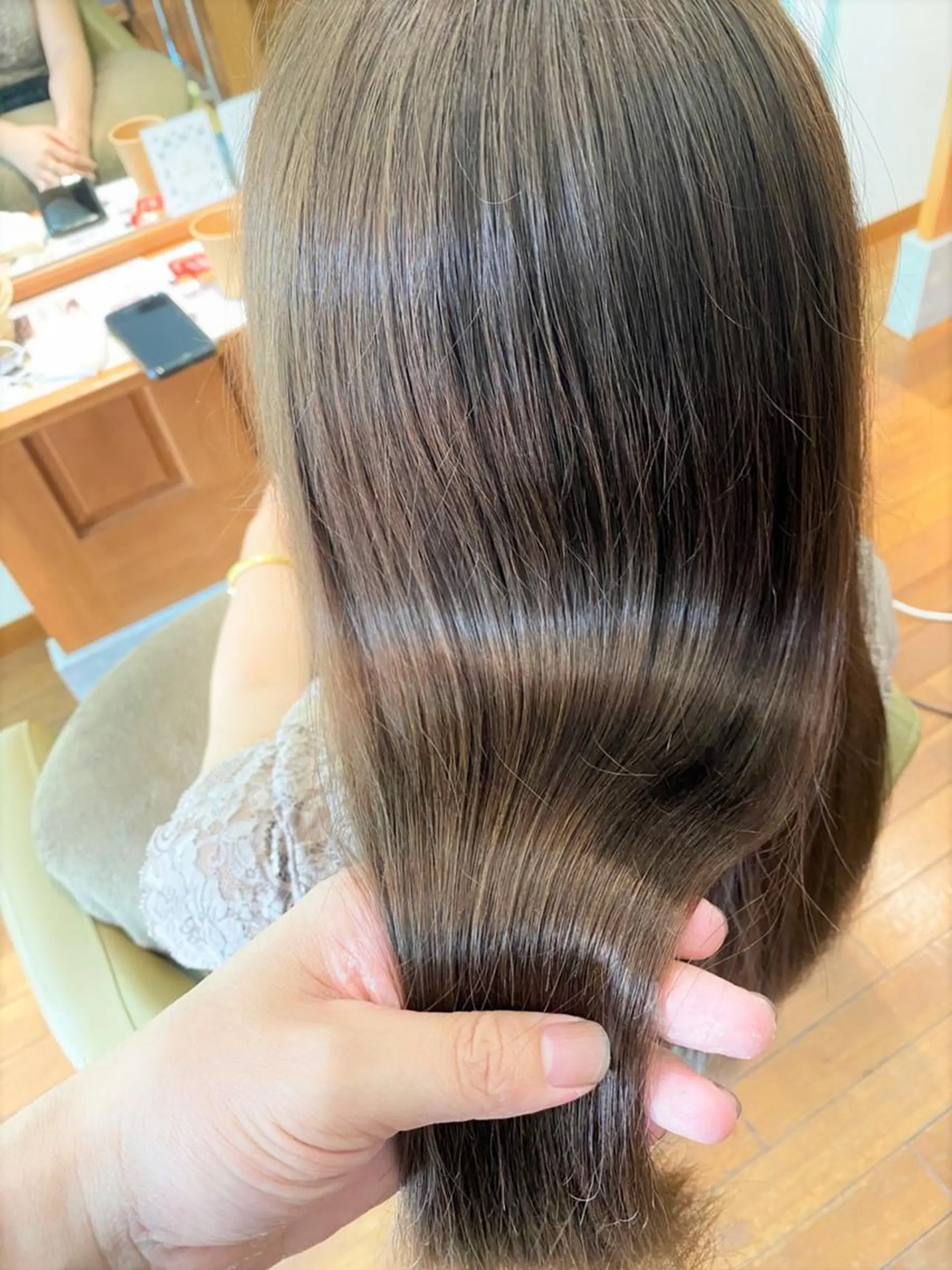 ミディアム カラー 坂江 亜也佳のヘアスタイル