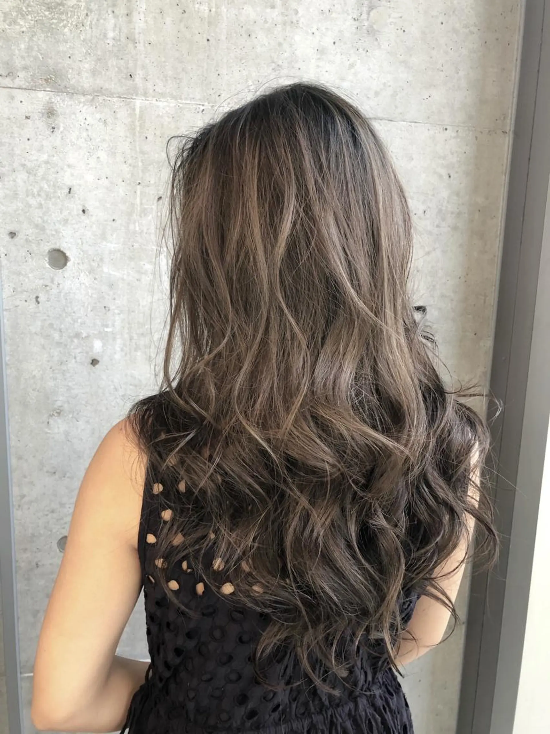 ロング カラー アッシュ アッシュグレー アッシュグレージュ グレージュ ハイライトカラー ヘアカラー 大栗 佑也  髪質改善のヘアスタイル