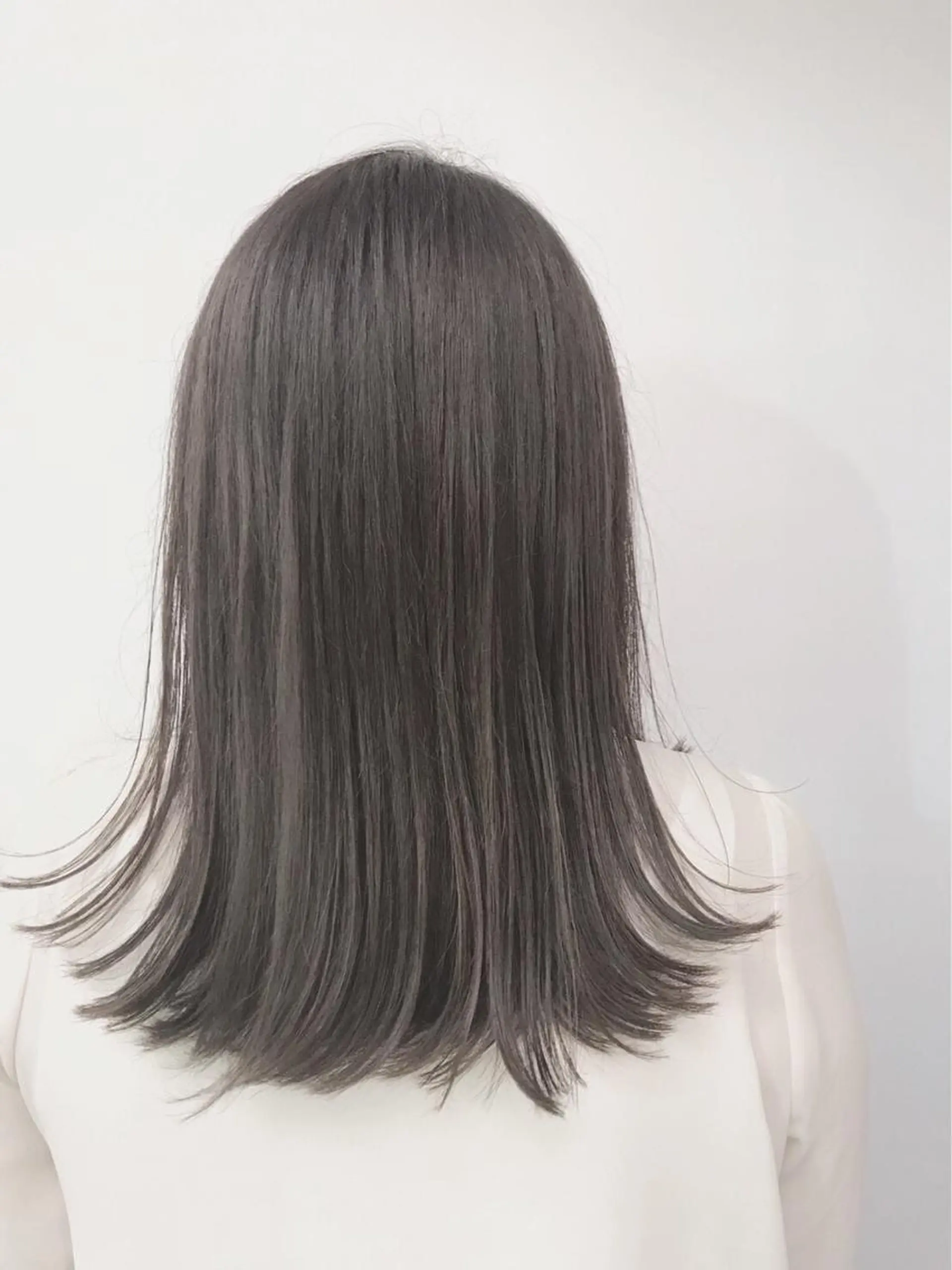 セミロング カラー グレージュ モーヴグレージュ ぱつっとボブ/ 小野あかねのヘアスタイル