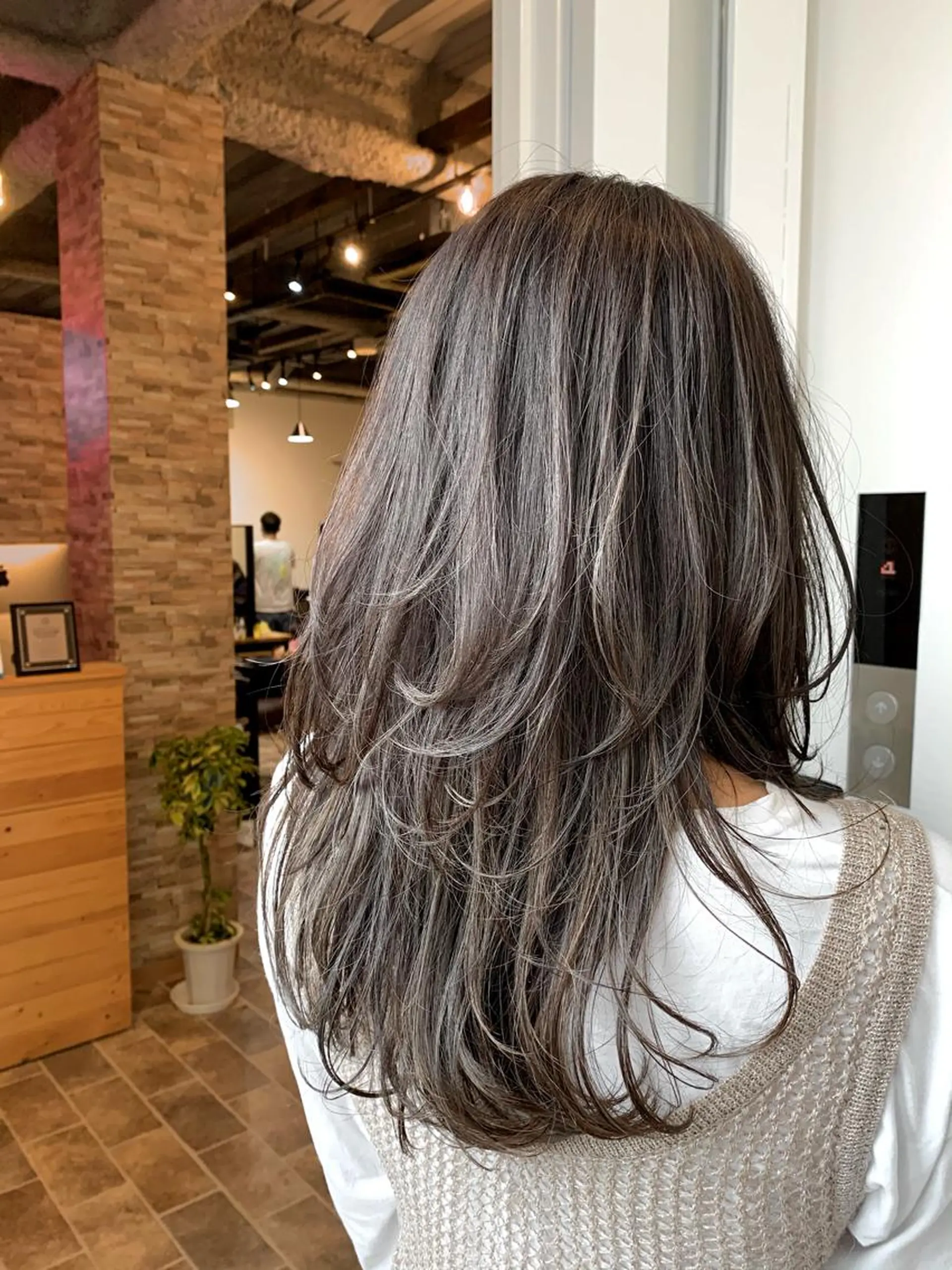 ロング カラー グレージュ ハイライトカラー ハイライト 吉田 聡一のヘアスタイル