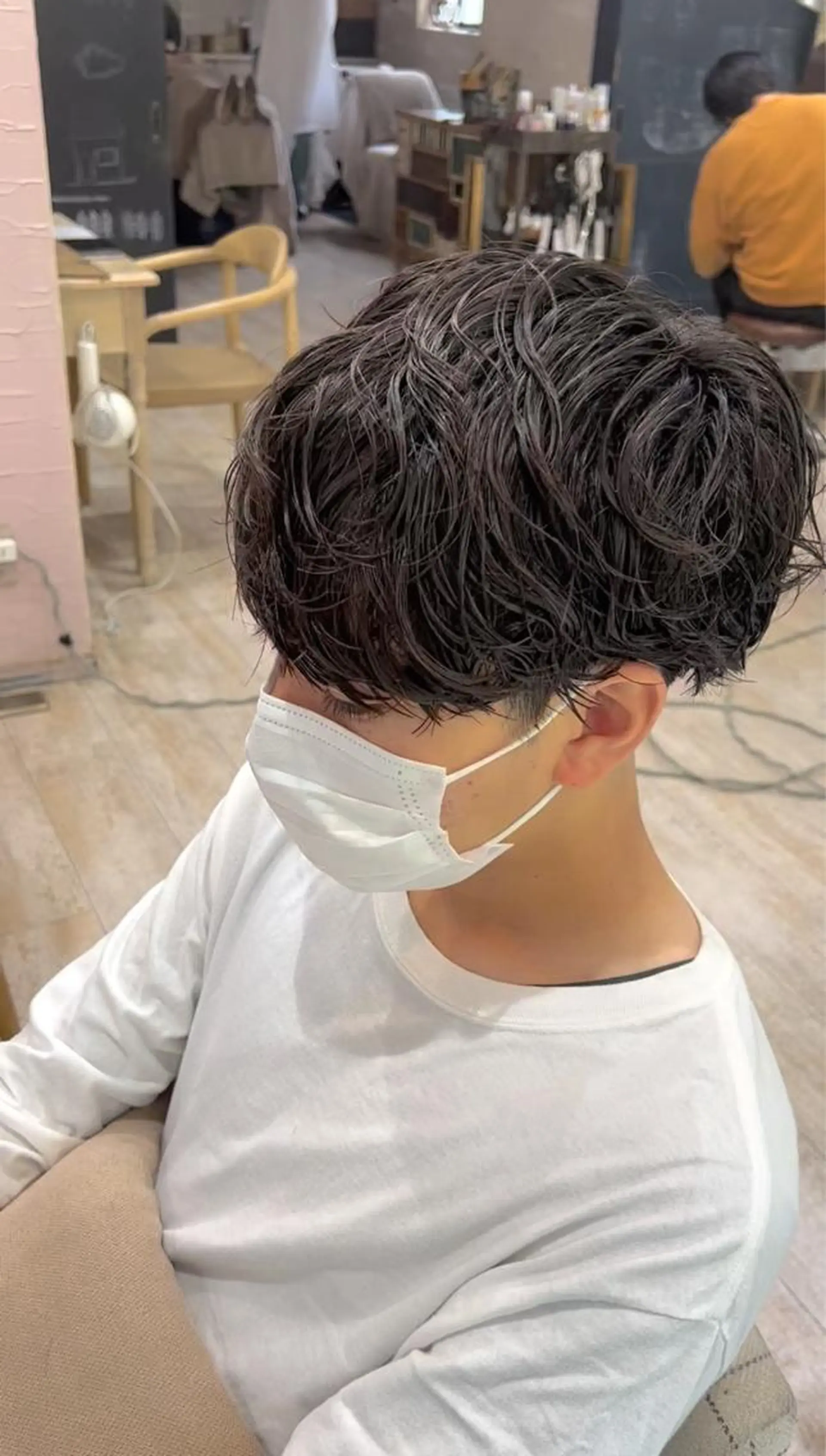 ショート パーマ メンズ メンズブリーチ センターパート フェードカット メンズハイライト メンズハイトーン メンズStylist 山根慧のヘアスタイル