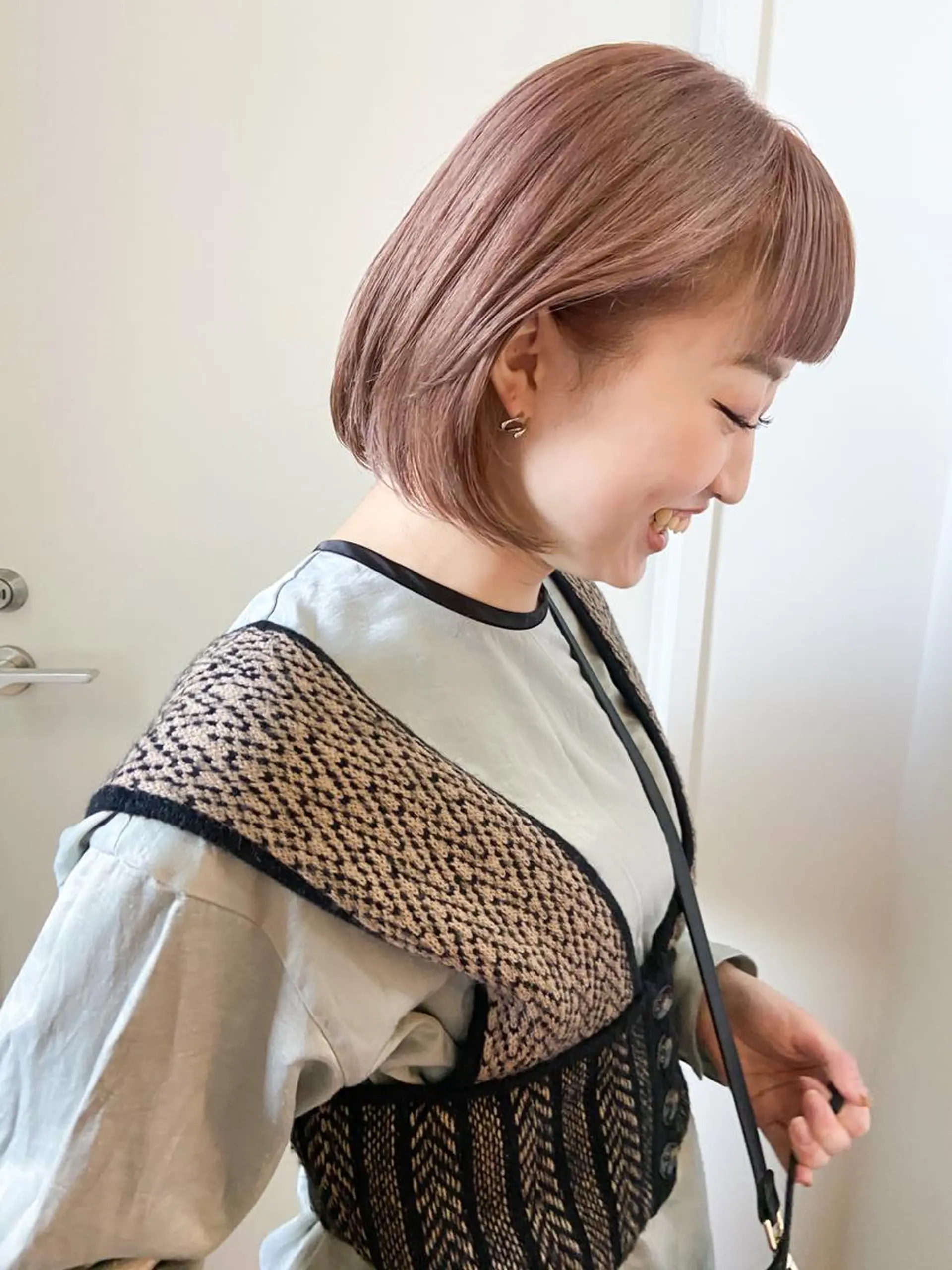 ミディアム カラー アッシュ ベージュカラー 透明感カラー ハイライトカラー ハイトーンカラー ヘアカラー トリートメント 岡本康平/ボブ /ブリーチ/レイヤーのヘアスタイル