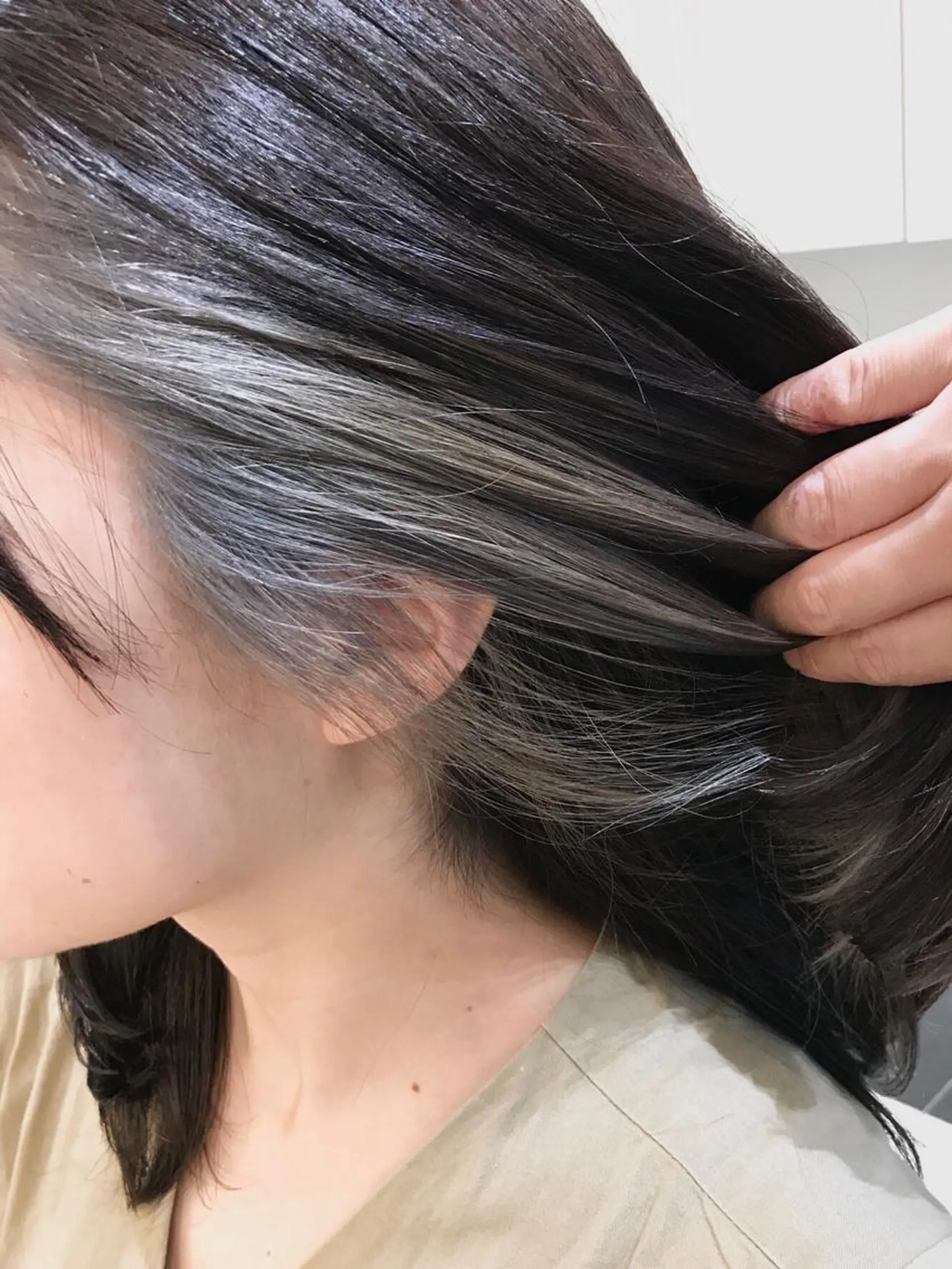 セミロング カラー シルバー 清藤綾/脱白髪染め 白髪ぼかしハイライトのヘアスタイル