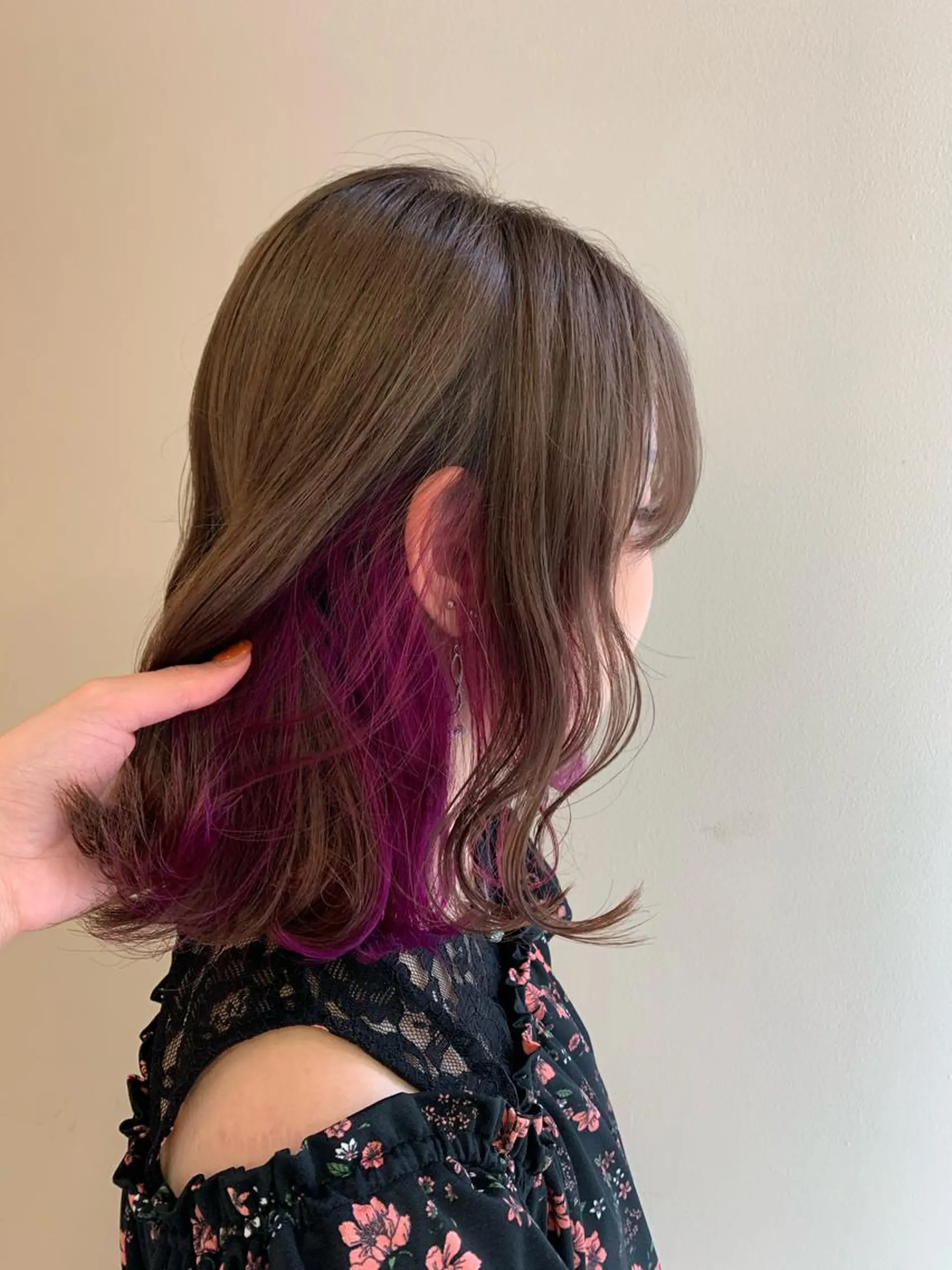 ミディアム カラー インナーカラー パープルカラー 顔まわりカット✄ ベージュカラー🧸のヘアスタイル
