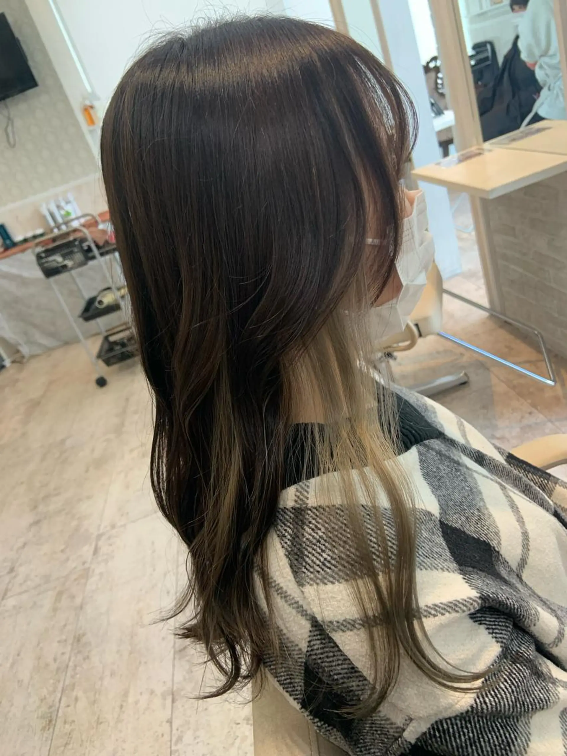 ロング カラー デザインカラー イヤリングカラー グレージュ 櫟本 来夢のヘアスタイル