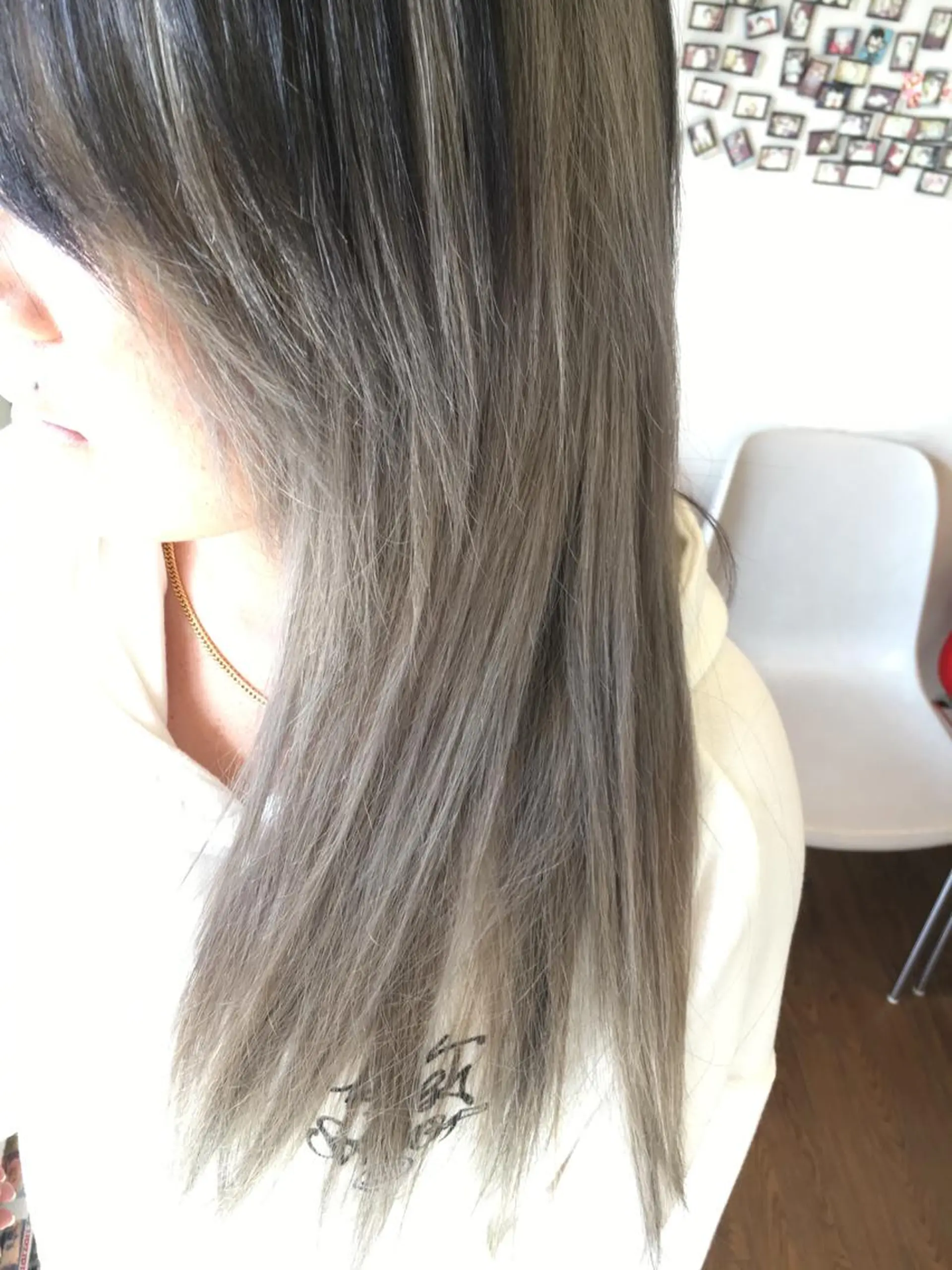 ロング カラー ブリーチ ダブルカラー シルバー ヘアカラー GLAD 萩原のヘアスタイル