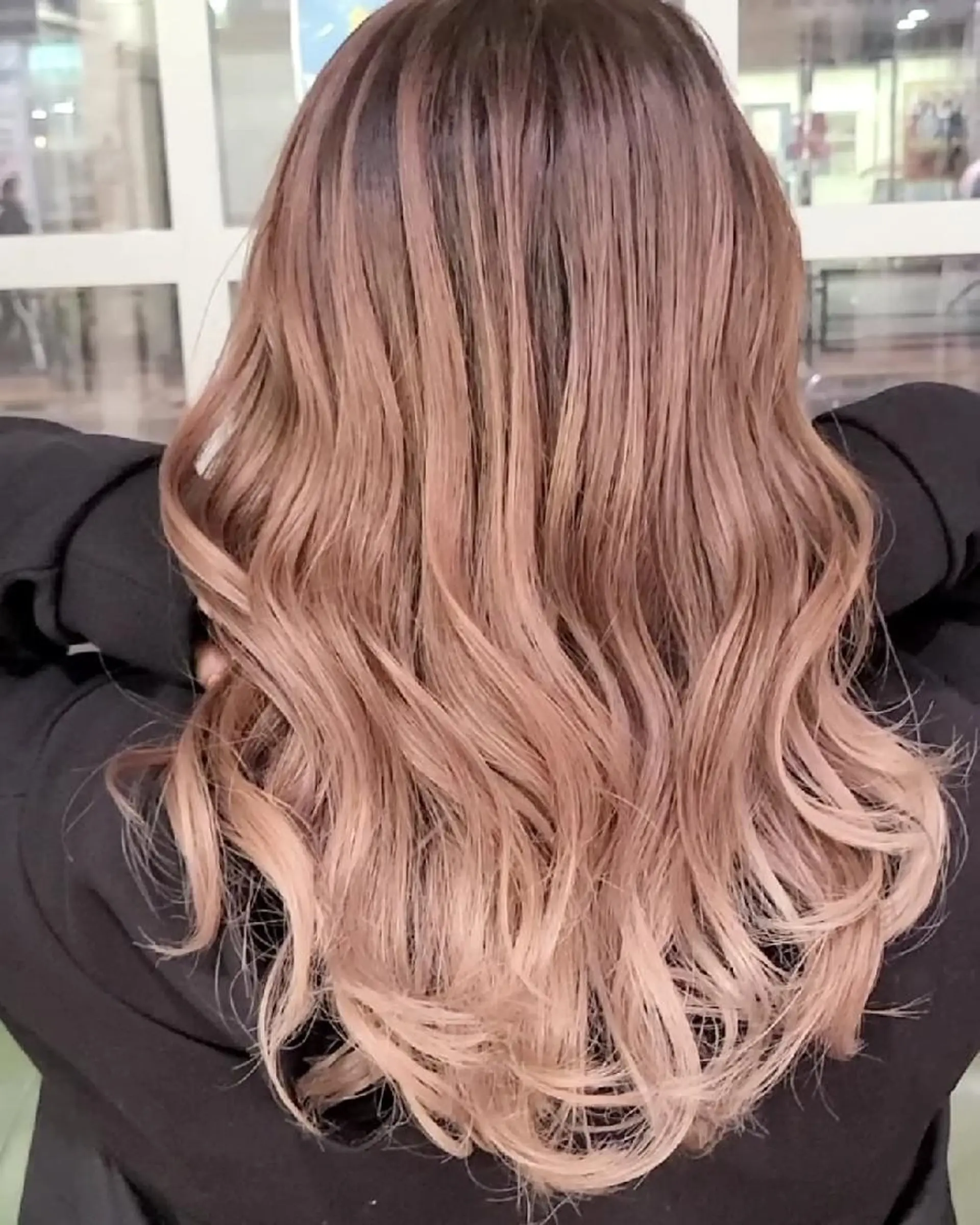 セミロング カラー アッシュ アッシュグレー バレイヤージュ ベージュカラー ブリーチ cherie所属・バレイヤージュ/ ハイライト/大内格のヘアスタイル