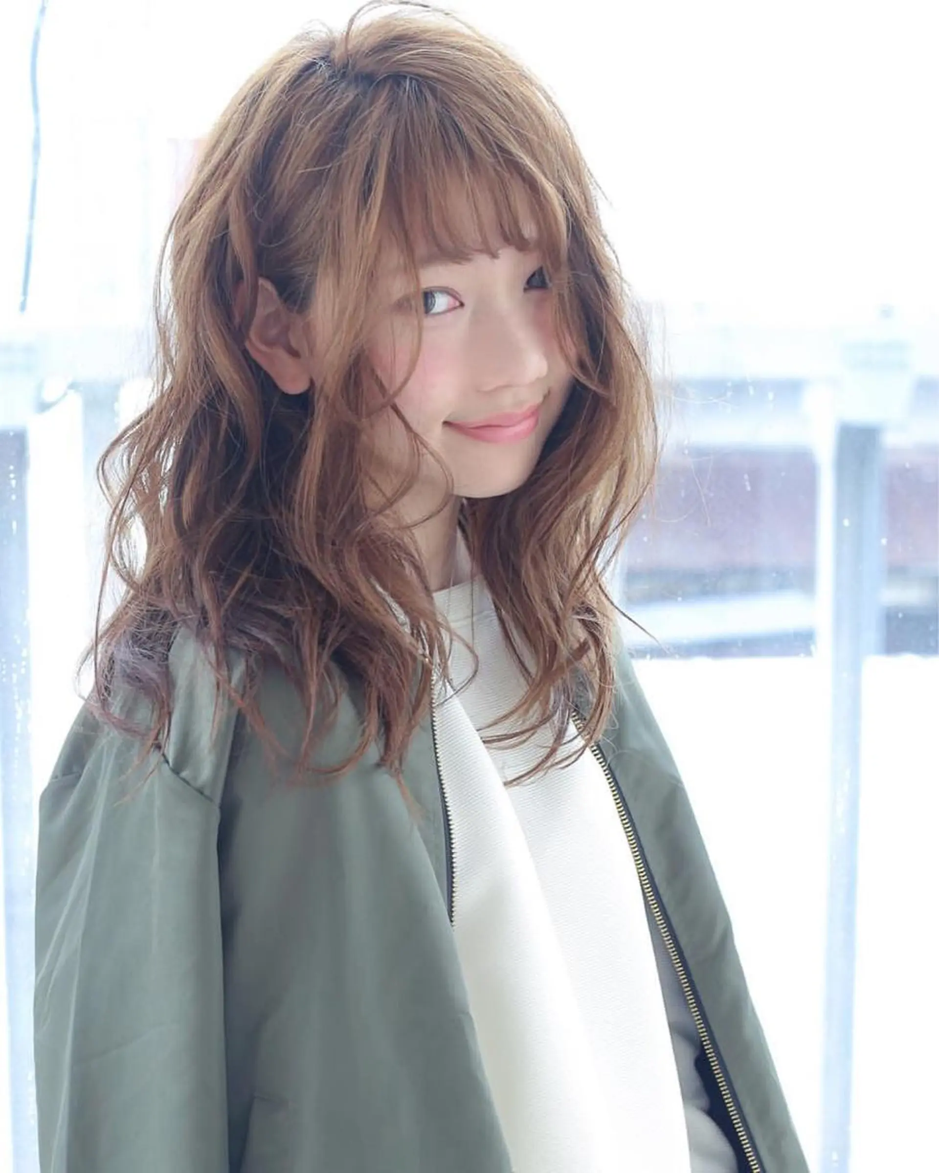 ミディアム カラー パーマ ベージュカラー ミルクティーベージュ ブリーチ/髪質改善 NYNY大久保のヘアスタイル