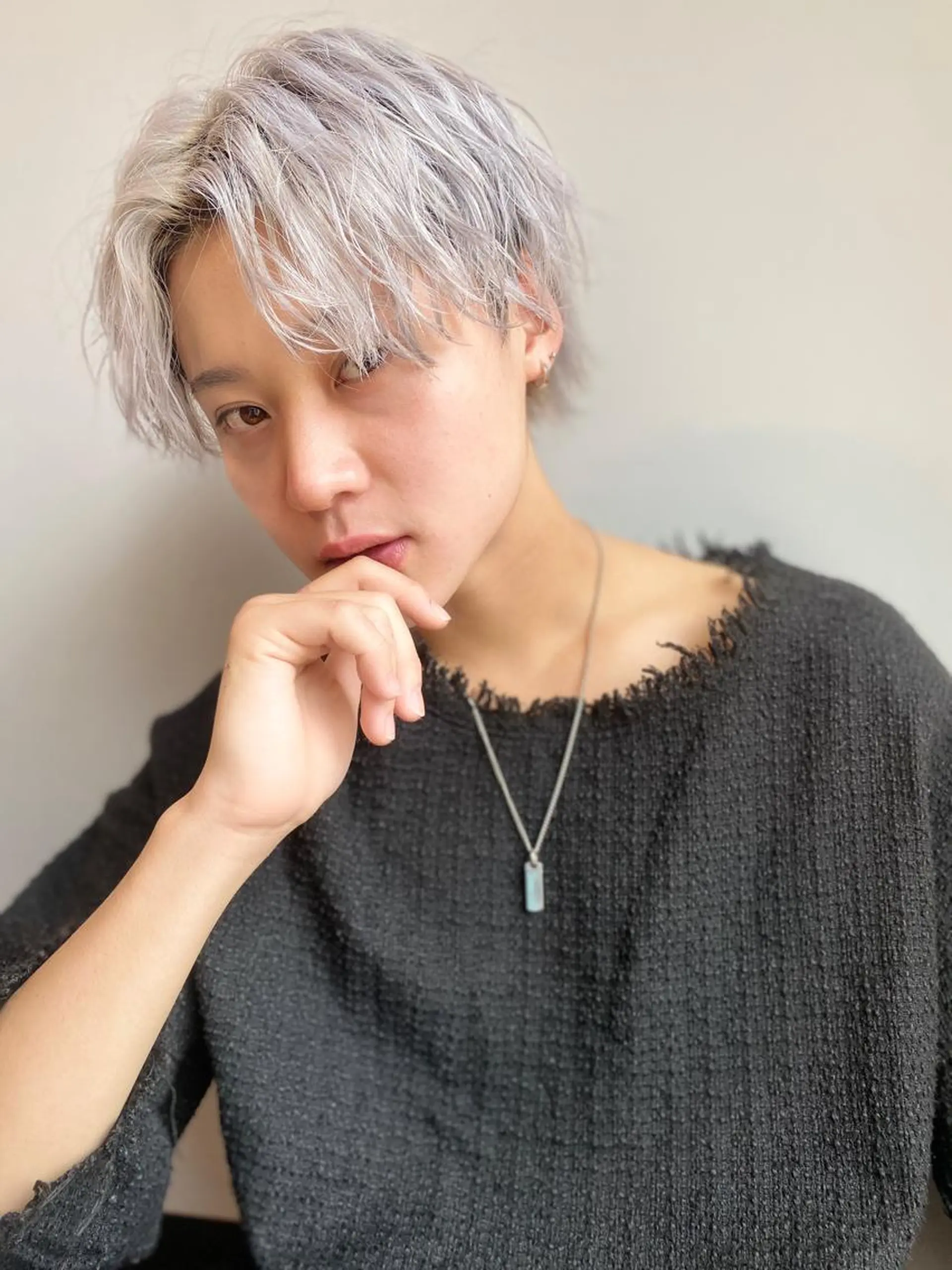 ミディアム カラー メンズ アイブロウ ミディアムパーマ メンズバレイヤージュ メンズブリーチ センターパート メンズハイライト ☀️Luana☀️ 公式/大通のヘアスタイル