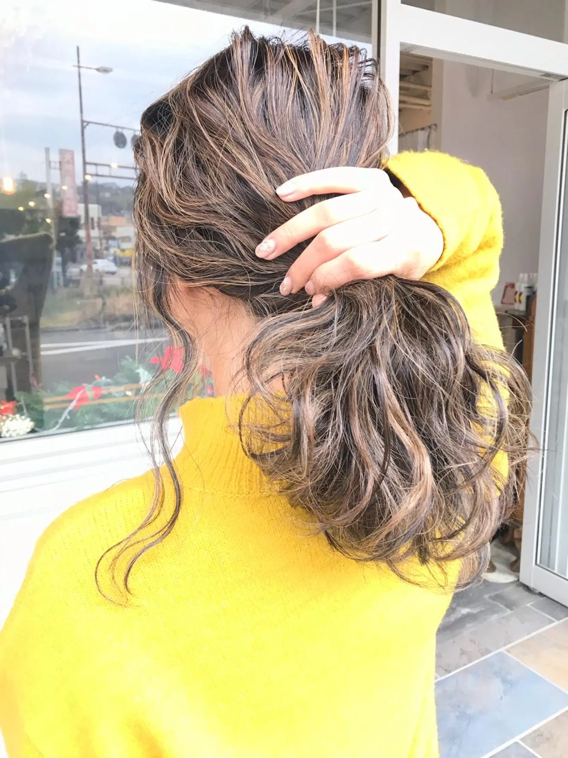 ミディアム カラー ヘアアレンジ お団子ヘア 切りっぱなしボブ バレイヤージュ ブリーチ デザインカラー Mariana/ 鶴原-ハイライトのヘアスタイル