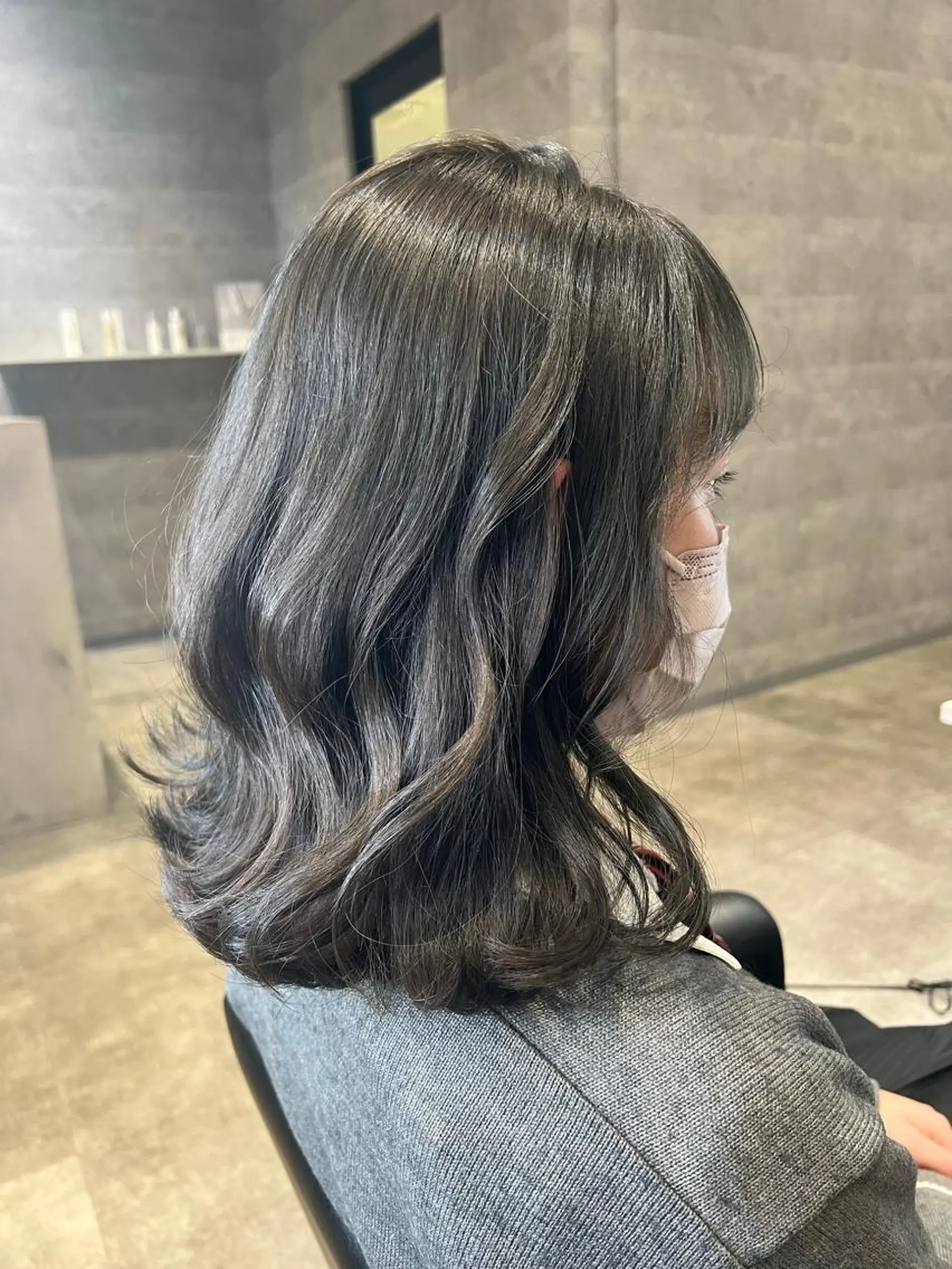 ミディアム カラー ヘアアレンジ ベージュカラー ブリーチ ダブルカラー ミルクティーベージュ ヨシンモリ hiiko顔まわり カットのヘアスタイル