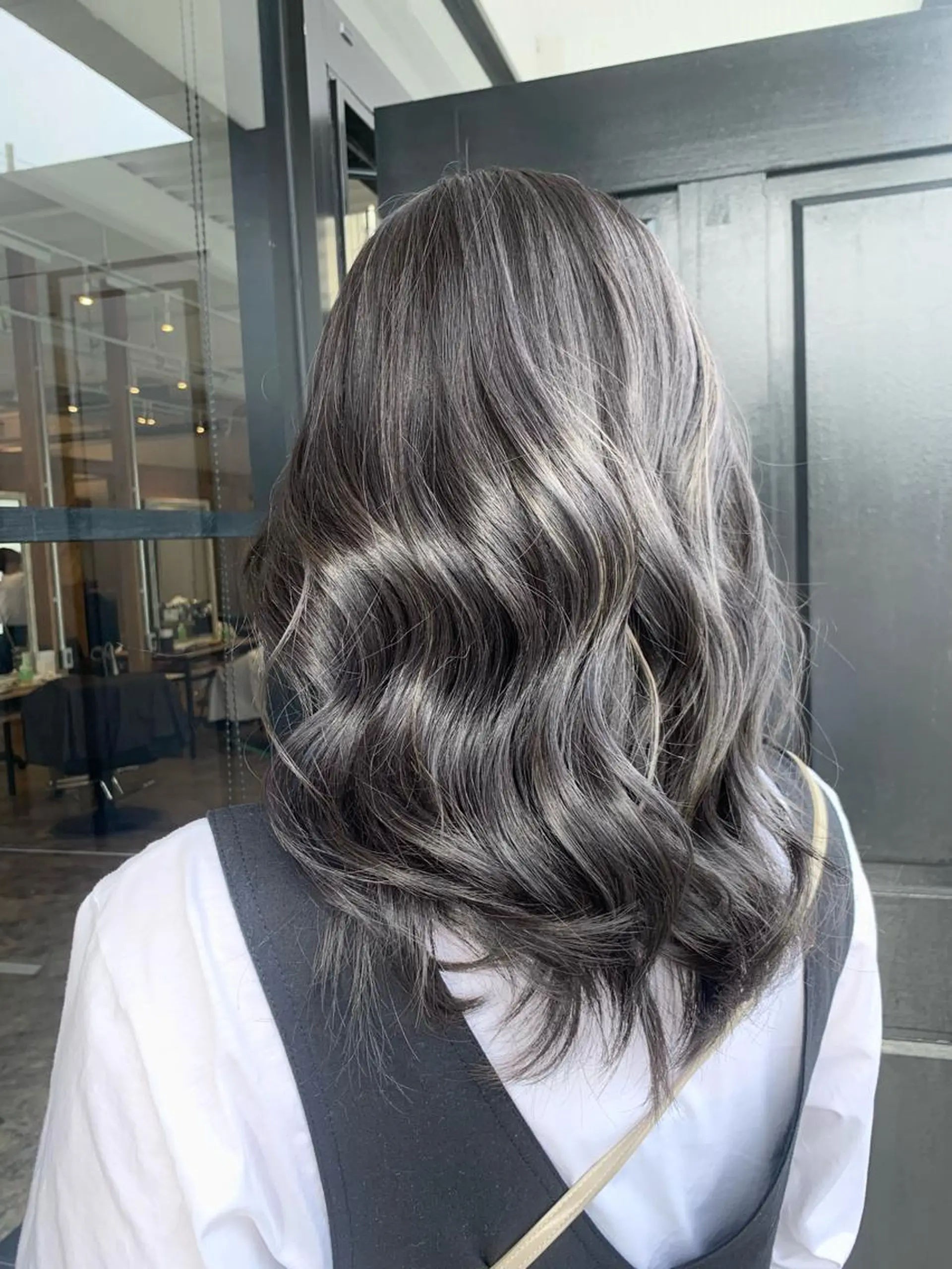 ミディアム カラー ブリーチ ハイライトカラー シルバー ハイライト ヘアカラー ハイトーン職人💗 松本輝美のヘアスタイル