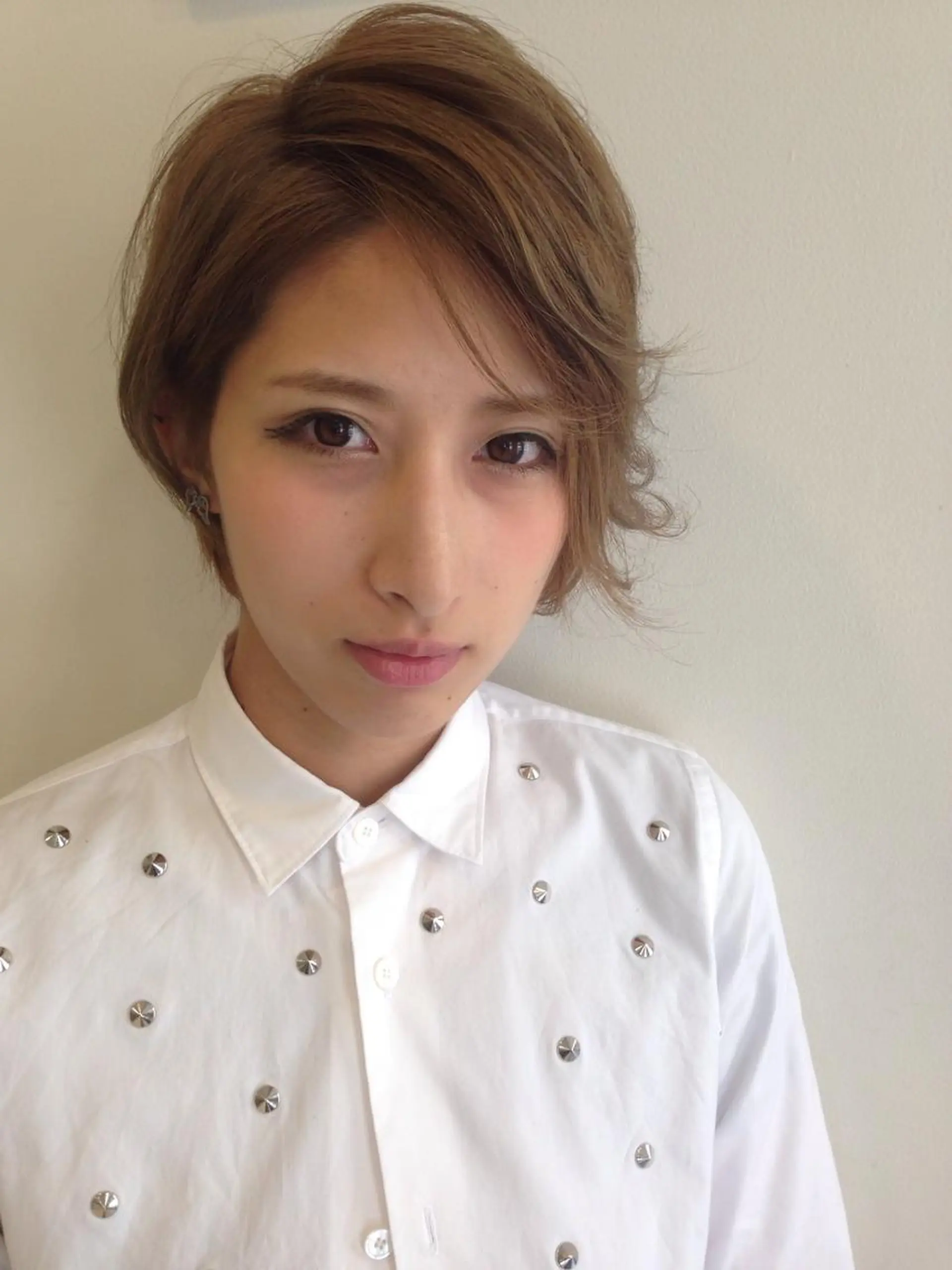 ショート カラー ショートレイヤー ブリーチ レイヤーカット ショートヘア 安藤 明日翔のヘアスタイル