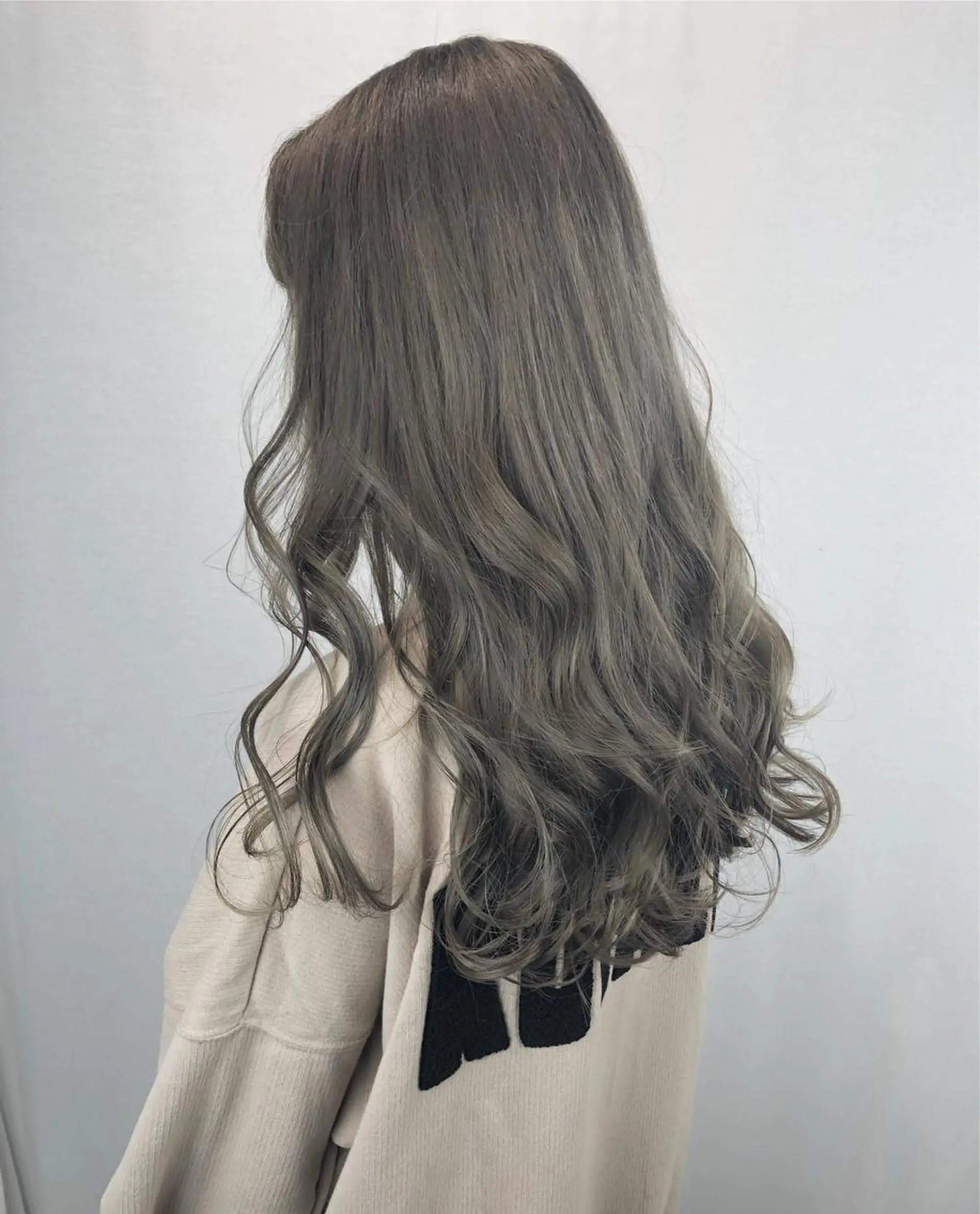 ロング カラー アッシュ アッシュグレー アッシュグレージュ ブリーチ グレージュ ヘアカラー 🤍2nd🤍田所 美希のヘアスタイル