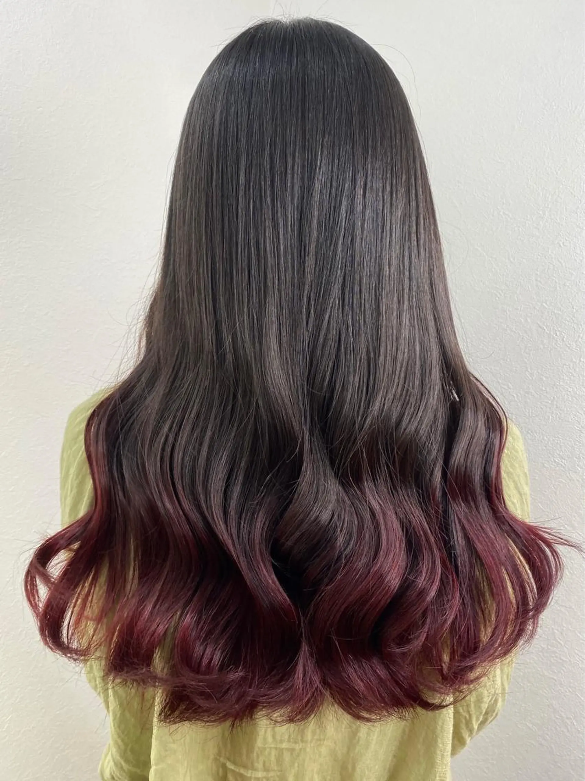 カラー ブリーチ ボルドーカラー 中村 彩夏のヘアスタイル