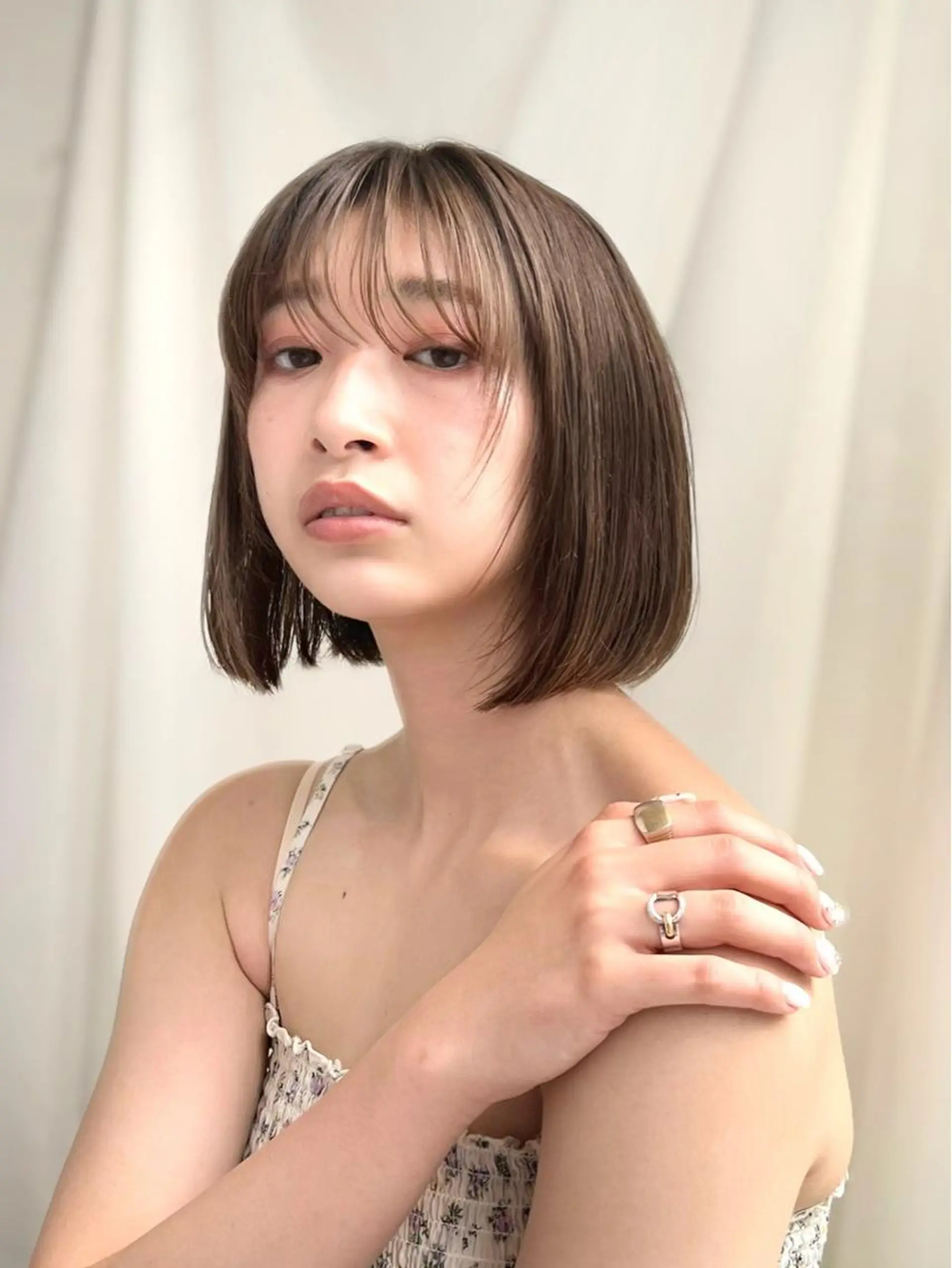 ミディアム カラー ベージュカラー 透明感カラー グレージュ ボブ カット ヘアカラー トリートメント レイヤー専門家 ダブルカラー修のヘアスタイル