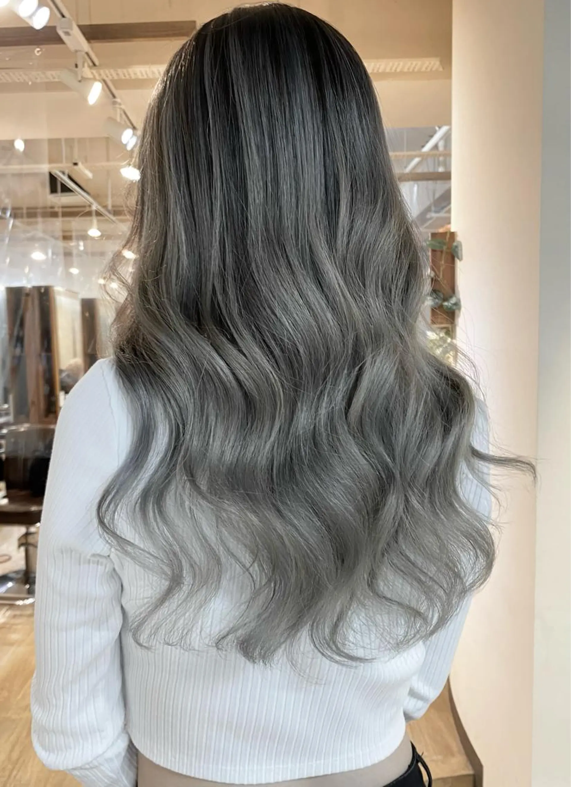 ロング カラー バレイヤージュ レイヤーカット 白髪ぼかし バレイヤージュ志鎌のヘアスタイル