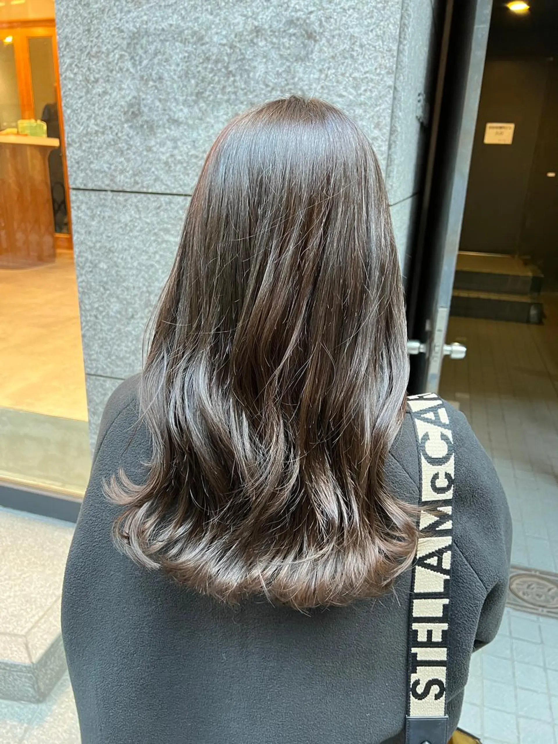 ロング カラー グレージュ カット ヘアカラー トリートメント THINK SHOP sakiのヘアスタイル