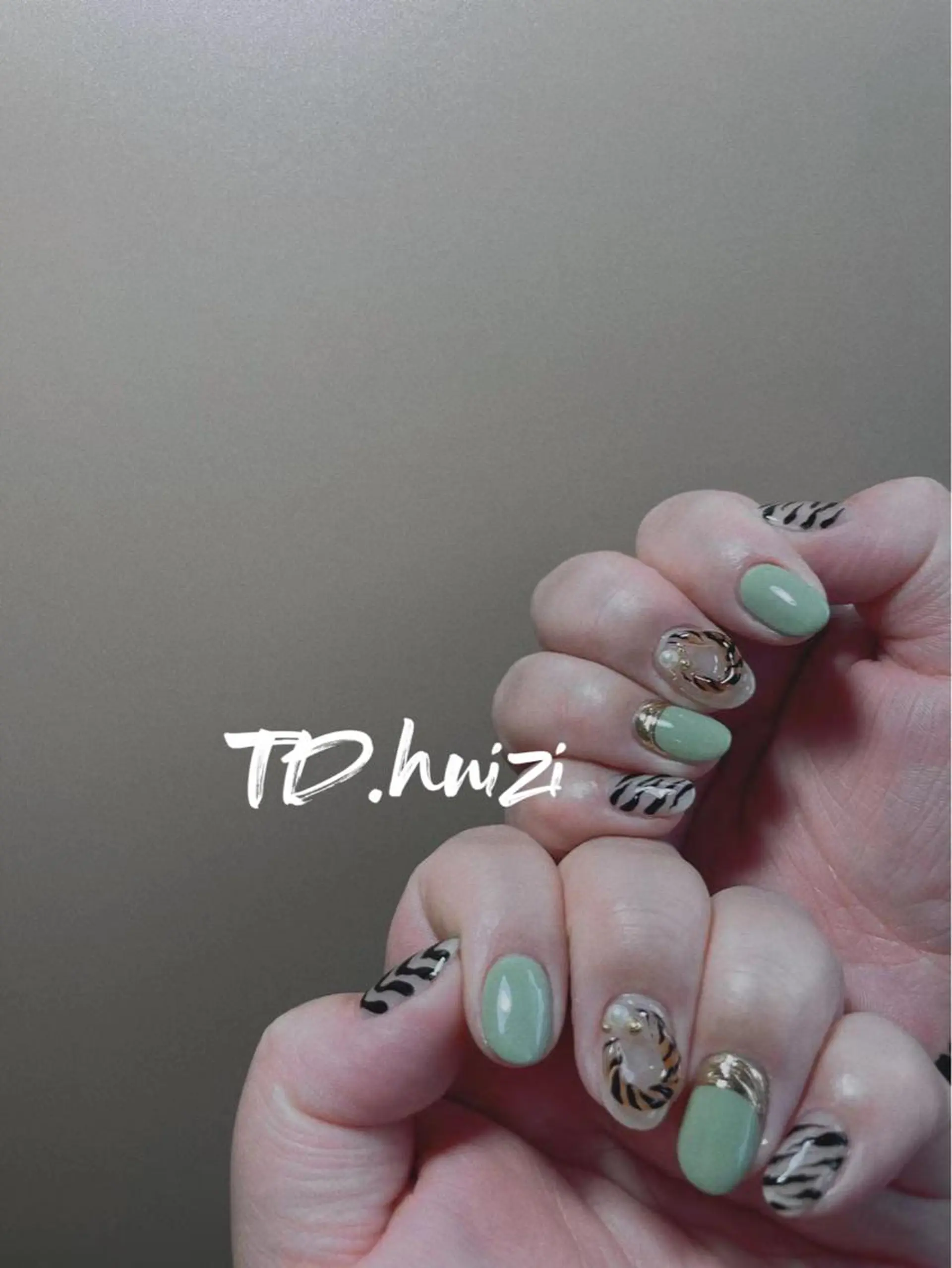 ミディアム めぐみのネイルサロン スタッフ練習のネイルデザイン