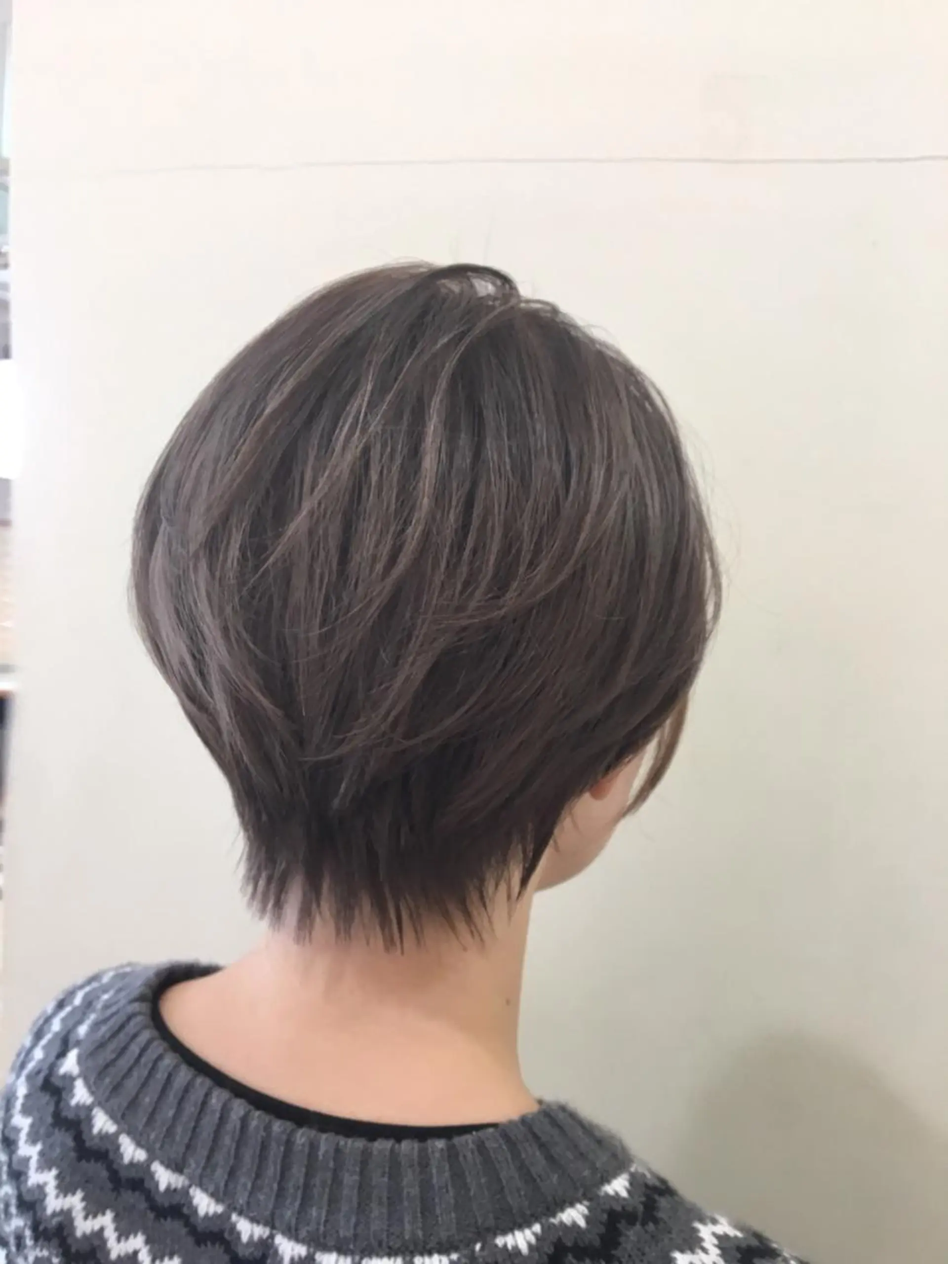 ショート カラー アッシュ ベージュカラー ブリーチ くびれヘア ショートヘア ぱつっとボブ/ 小野あかねのヘアスタイル