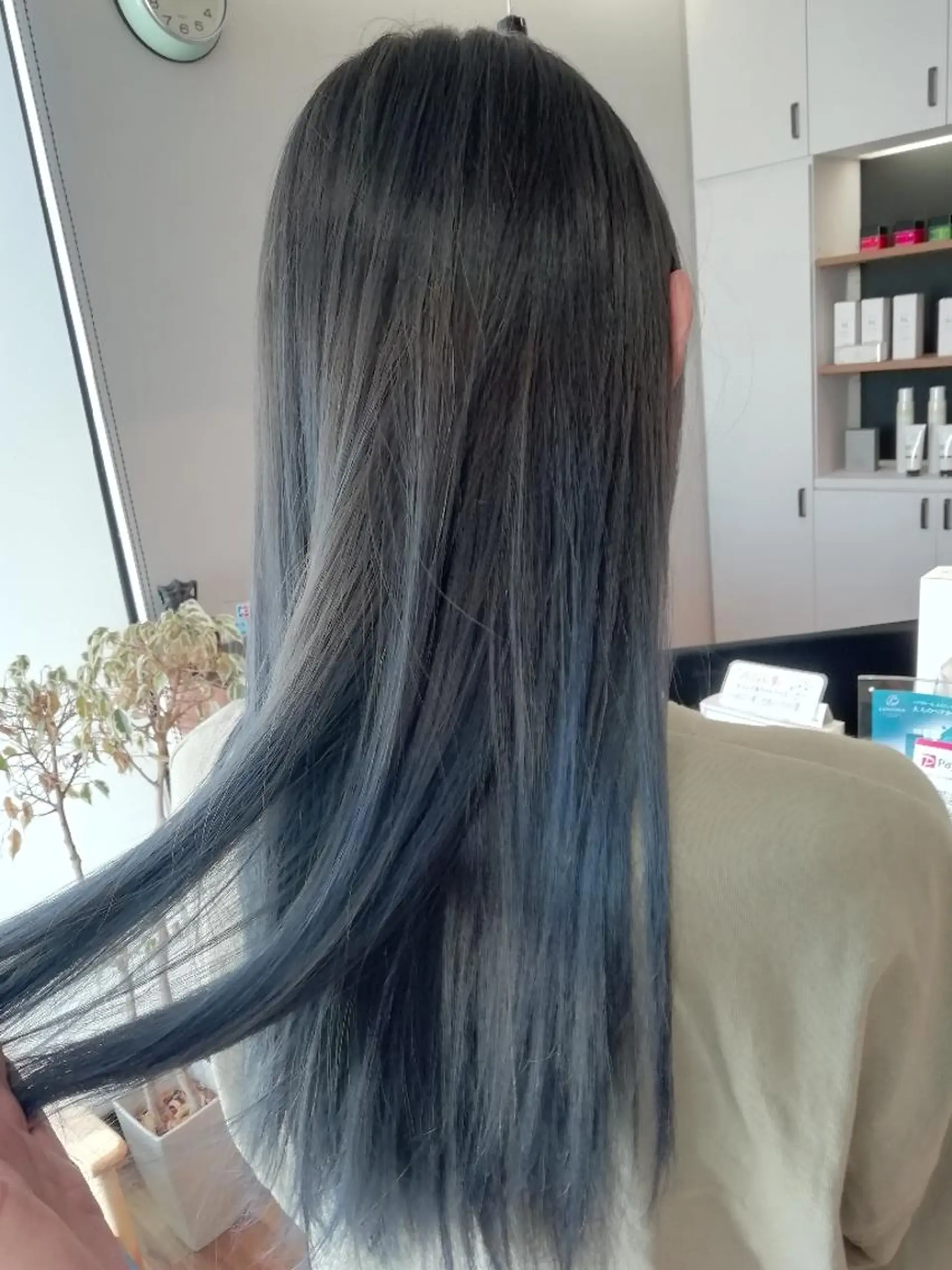 カラー ブリーチ ブルーカラー グラデーションカラー ネイビーカラー ヘアカラー トリートメント 堀 望美のヘアスタイル