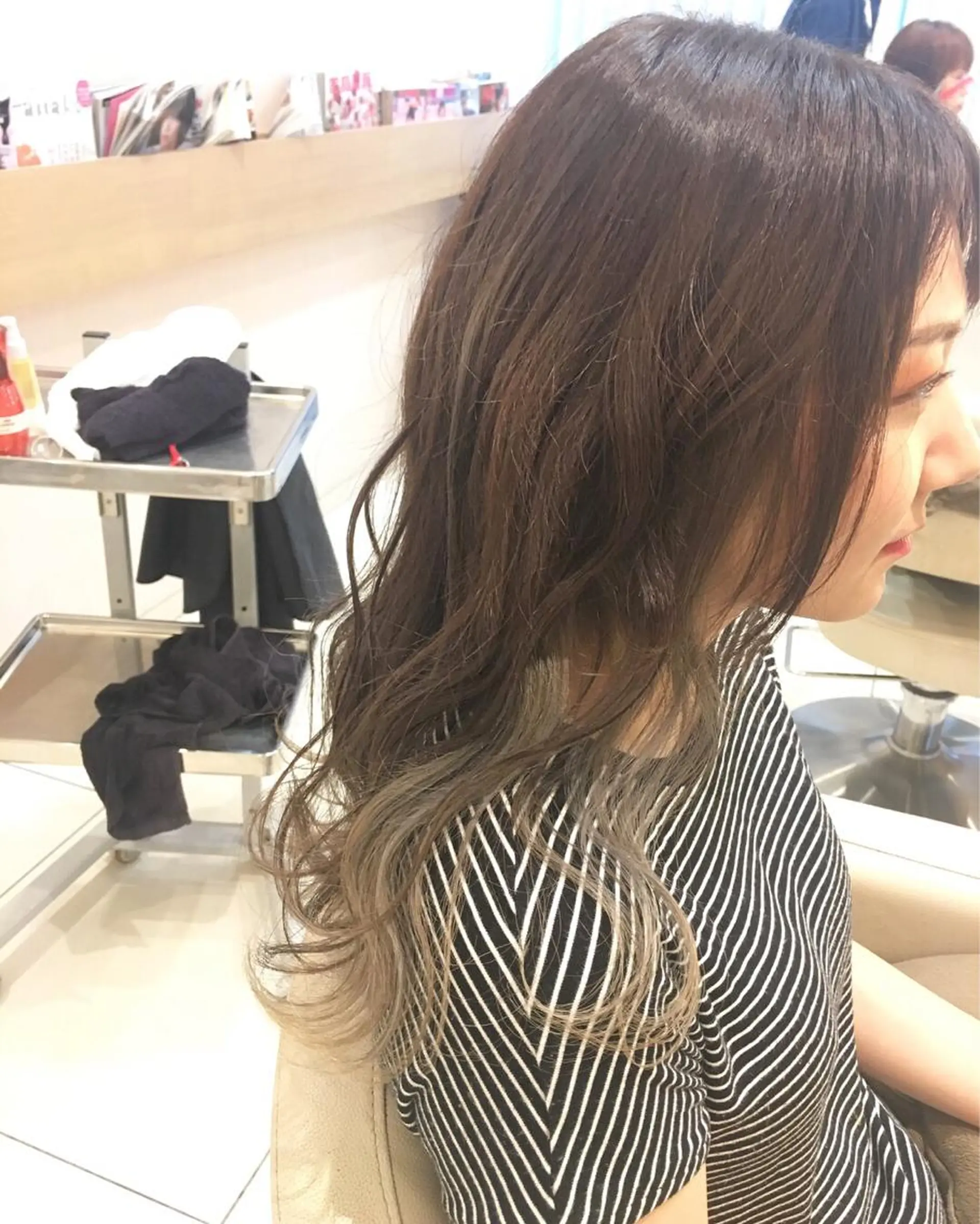 セミロング カラー グレージュ ミルクティーグレージュ 小田原NO1 美容師 飯田飛翔のヘアスタイル