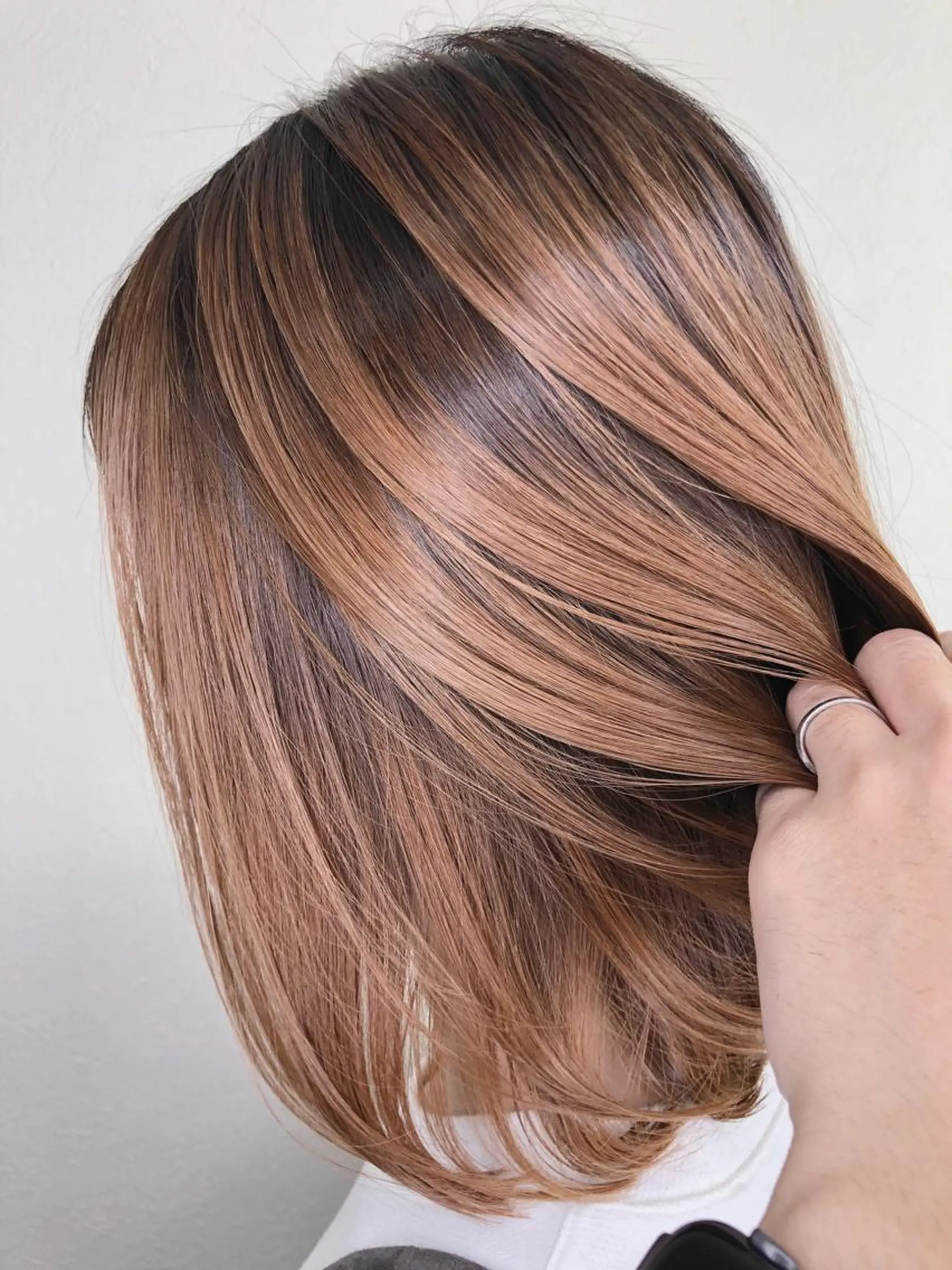 ショート カラー アディクシーカラー バレイヤージュ ベージュカラー ブリーチ ケアブリーチ ito. ブリーチ/髪質改善のヘアスタイル