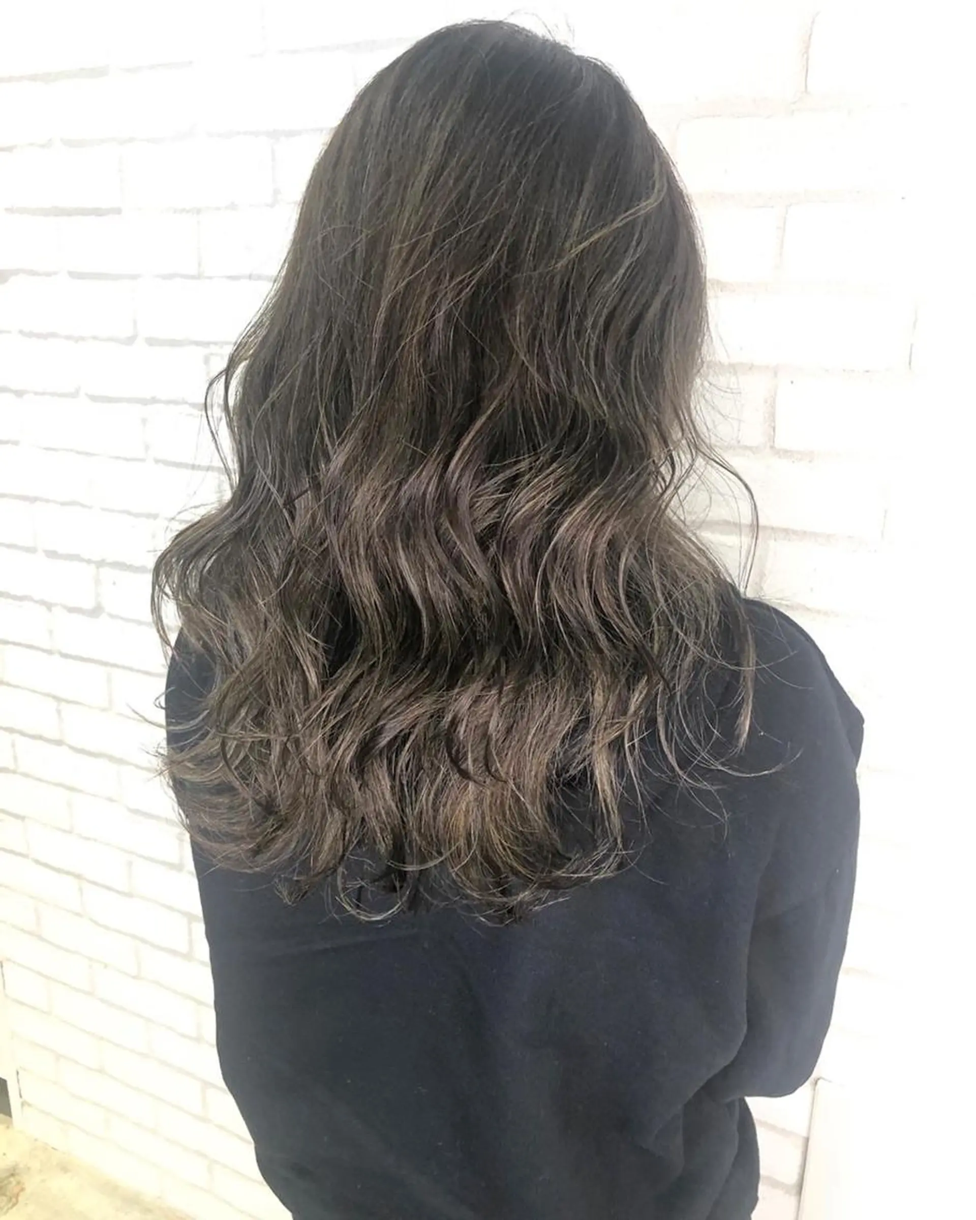 セミロング カラー グレージュ ハイライトカラー ラベンダーカラー ラベンダーグレージュ ラベンダーグレー 佐藤 高徳のヘアスタイル