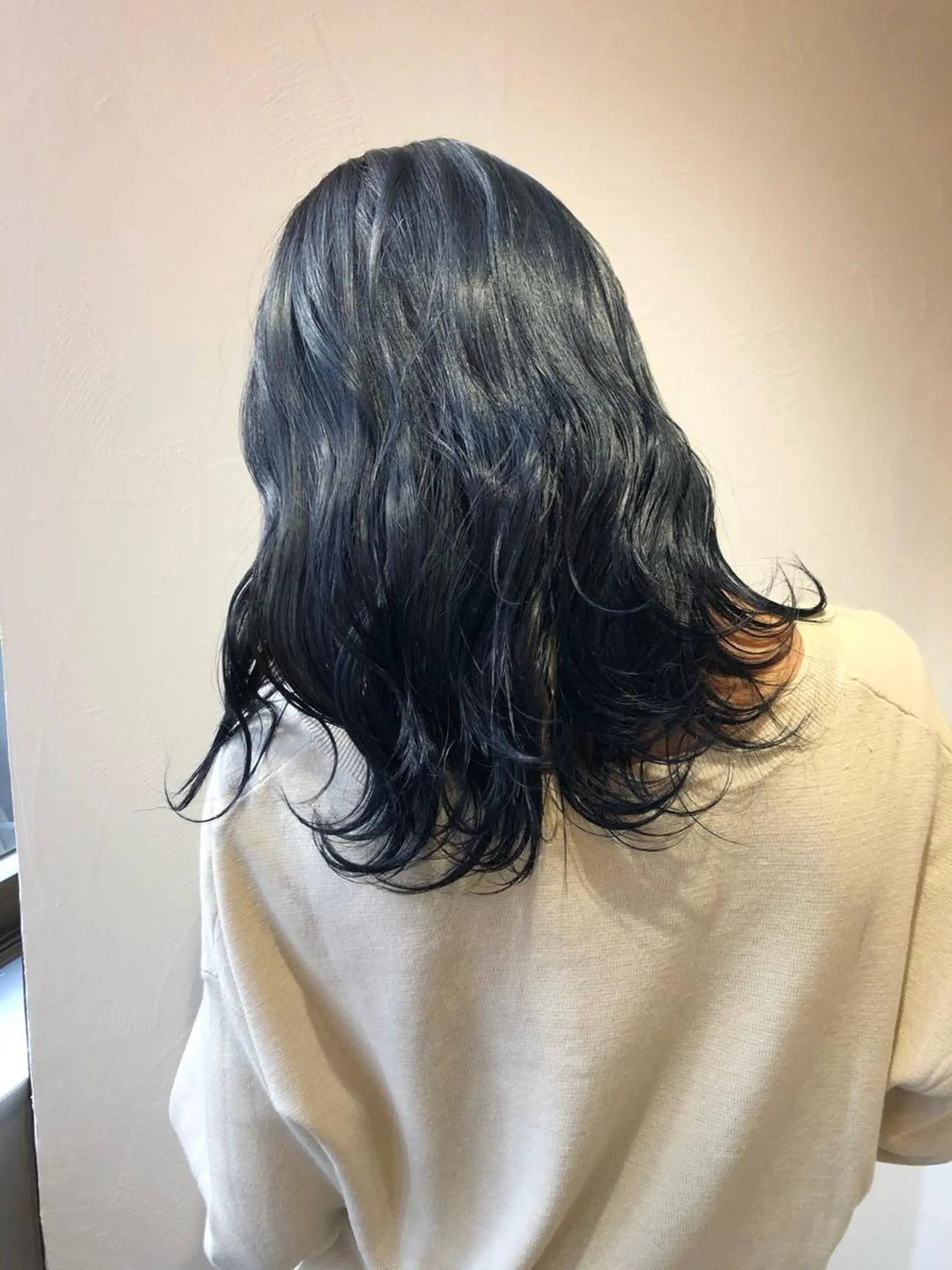 ミディアム カラー 黒髪 ブルーカラー ブルーブラック ベイリコルド　アトリ 店長　宮城一真のヘアスタイル