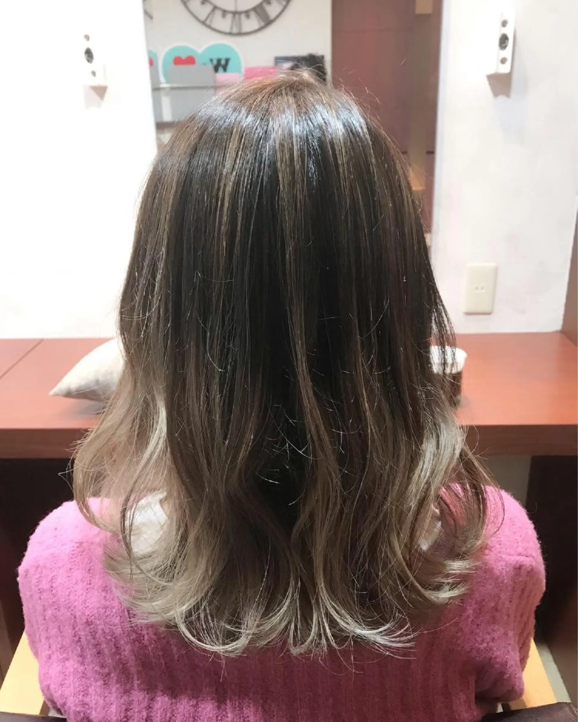 ミディアム カラー バレイヤージュ ベージュカラー デザインカラー ホワイトベージュ レイヤーカット 松田 類生のヘアスタイル