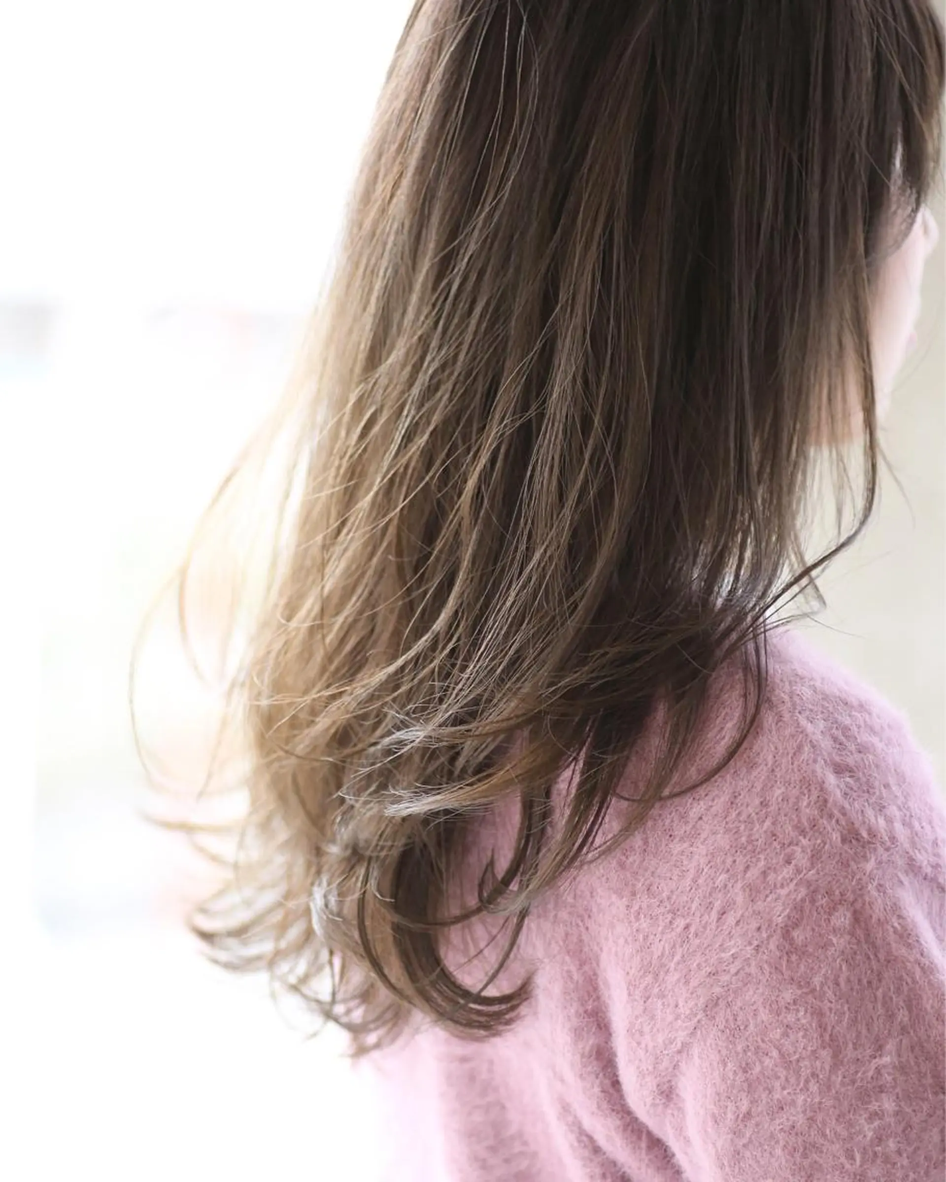 セミロング カラー ベージュカラー ブリーチ 透明感カラー ミルクティーベージュ ブリーチなしカラー 岡本 一平のヘアスタイル