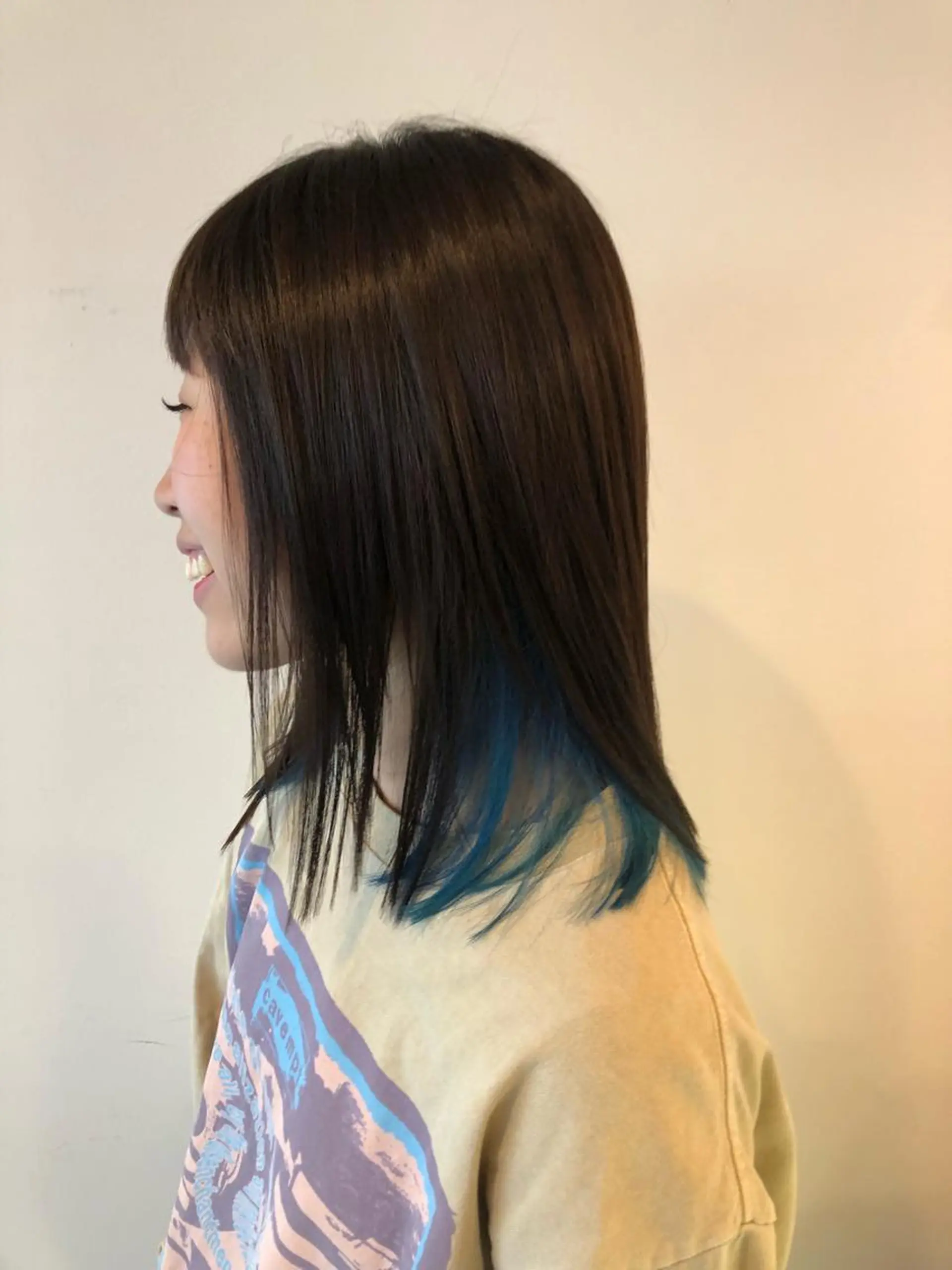 ミディアム カラー パーマ ブルーカラー ストレートパーマ 村本 千優のヘアスタイル