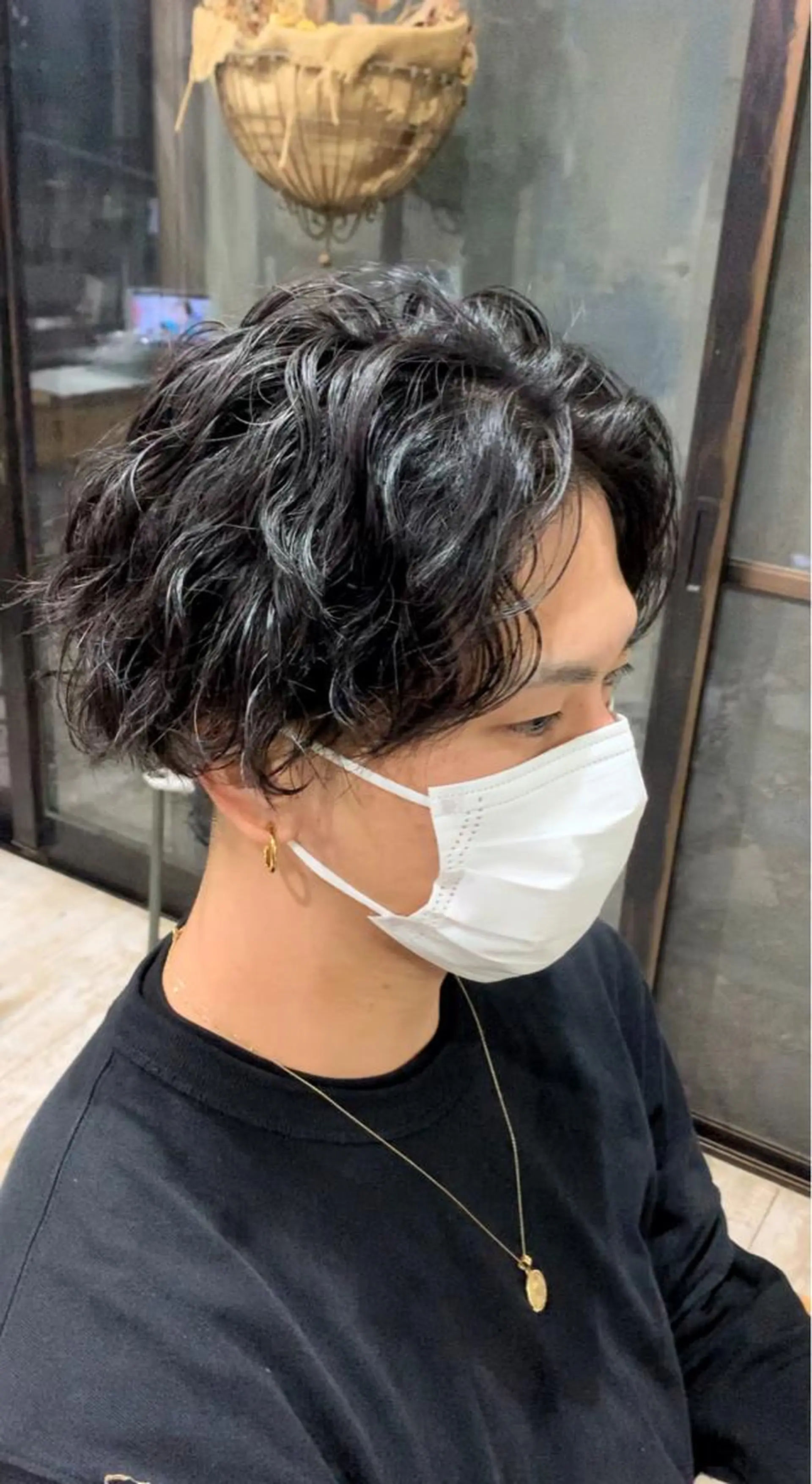 ミディアム パーマ メンズ ミディアムパーマ メンズブリーチ センターパート フェードカット メンズハイライト メンズStylist 山根慧のヘアスタイル