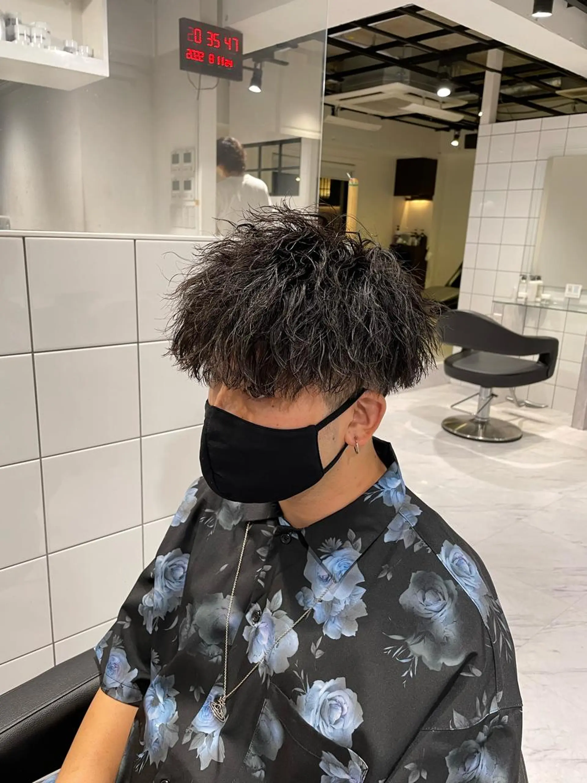 ショート カラー パーマ ヘアアレンジ メンズ アイブロウ センターパート マッシュウルフ マッシュ メンズパーマ メンズツイストパーマ カット パーマ トリートメント ヘッドスパ ヘアセット スパイキー/フェザー /波巻き/かいとのヘアスタイル
