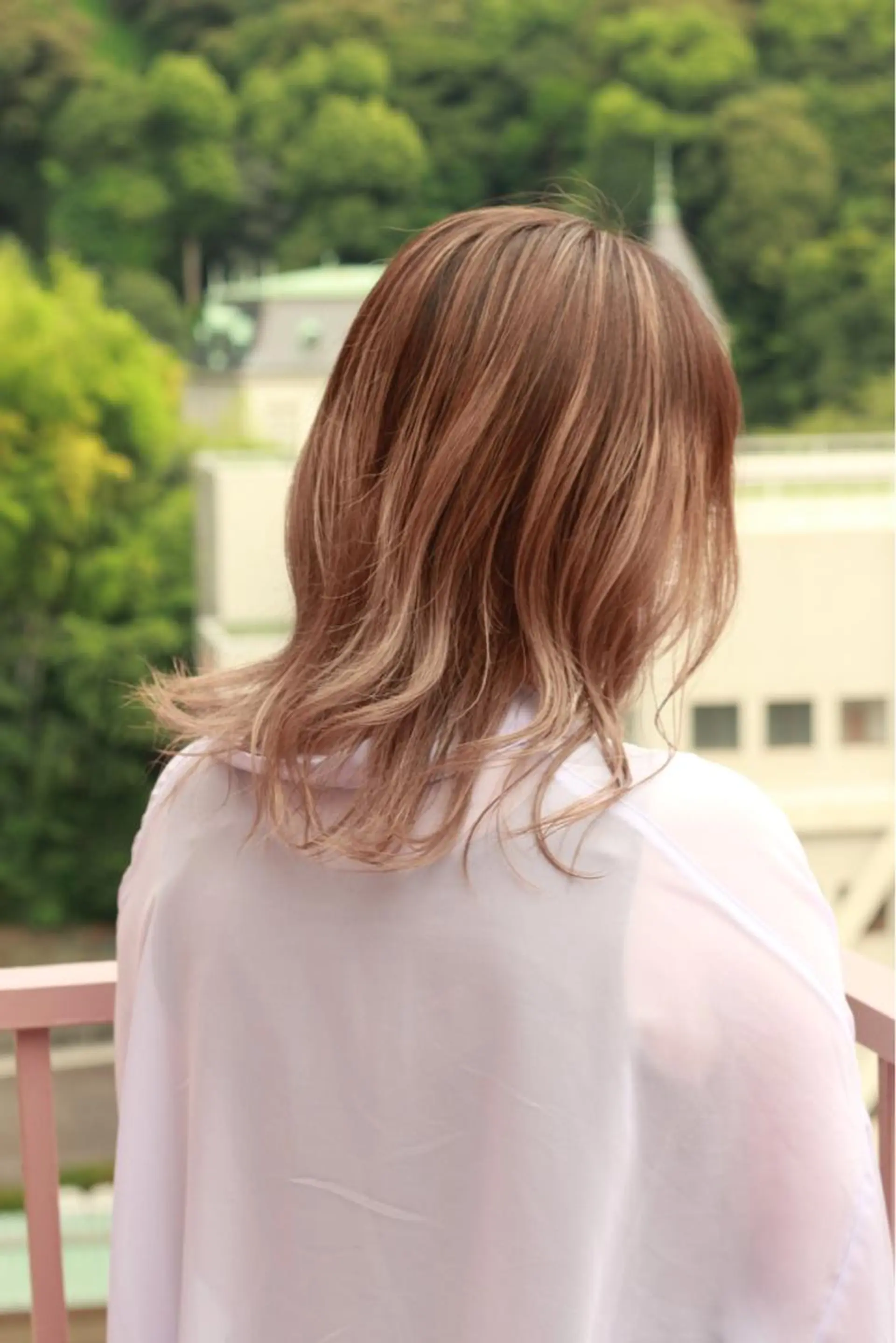 ミディアム カラー バレイヤージュ ハイトーンカラー レイヤーカット ヘアカラー Viage （ビアージュ）のヘアスタイル