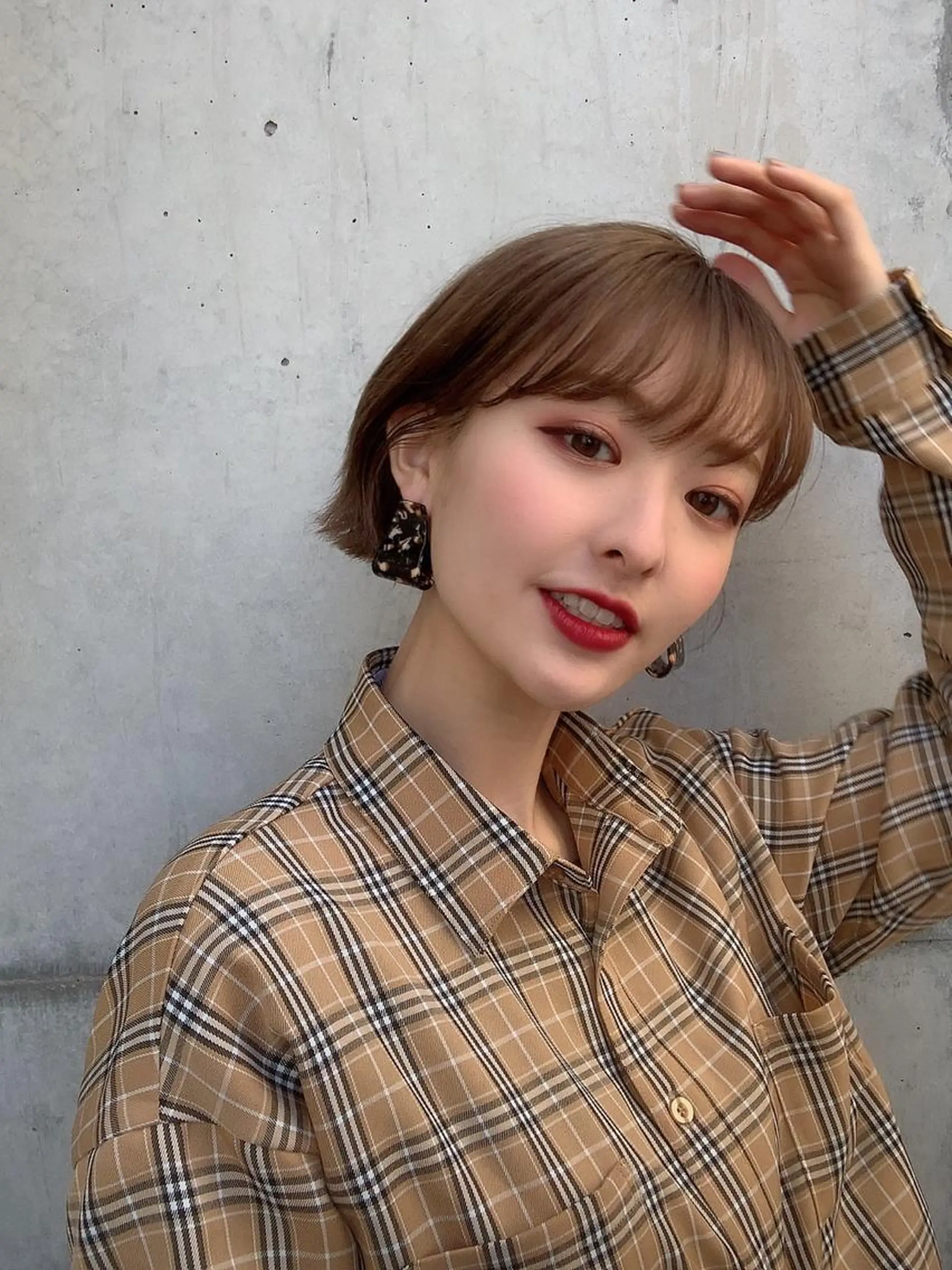 ショート カラー ヘアアレンジ ネイル マツエク・マツパ 切りっぱなしボブ 丸みショート ベージュカラー ハイトーンカラー ミルクティーベージュ ダブルカラー｜ なおき｜池袋美容師のヘアスタイル