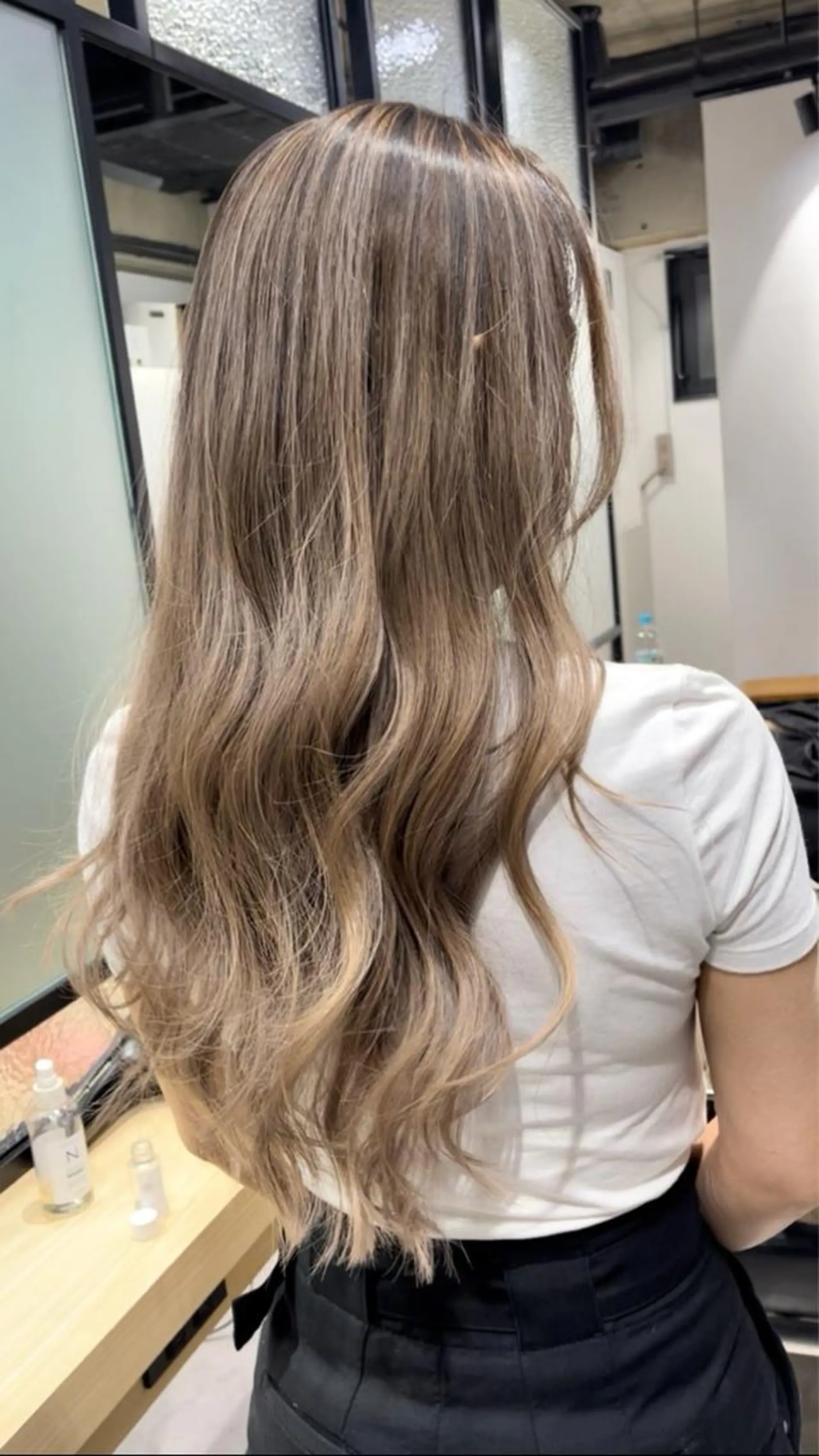 ロング カラー ブリーチ ヘアカラー トリートメント 白髪ぼかしハイライト バレイヤージュヤマトのヘアスタイル