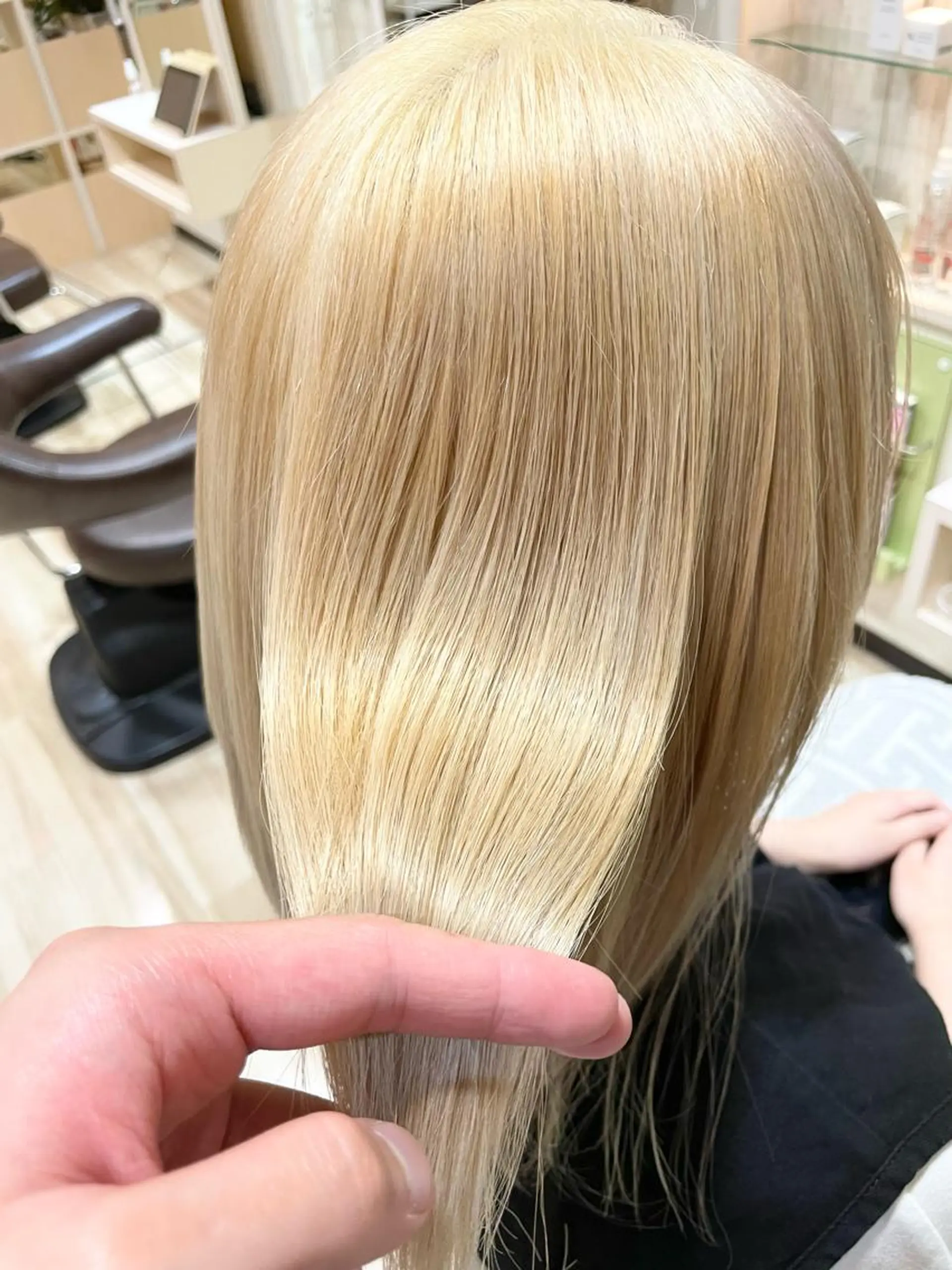 セミロング カラー 🌈派手髪ハイトーン 🌈鈴木亮太🌈のヘアスタイル