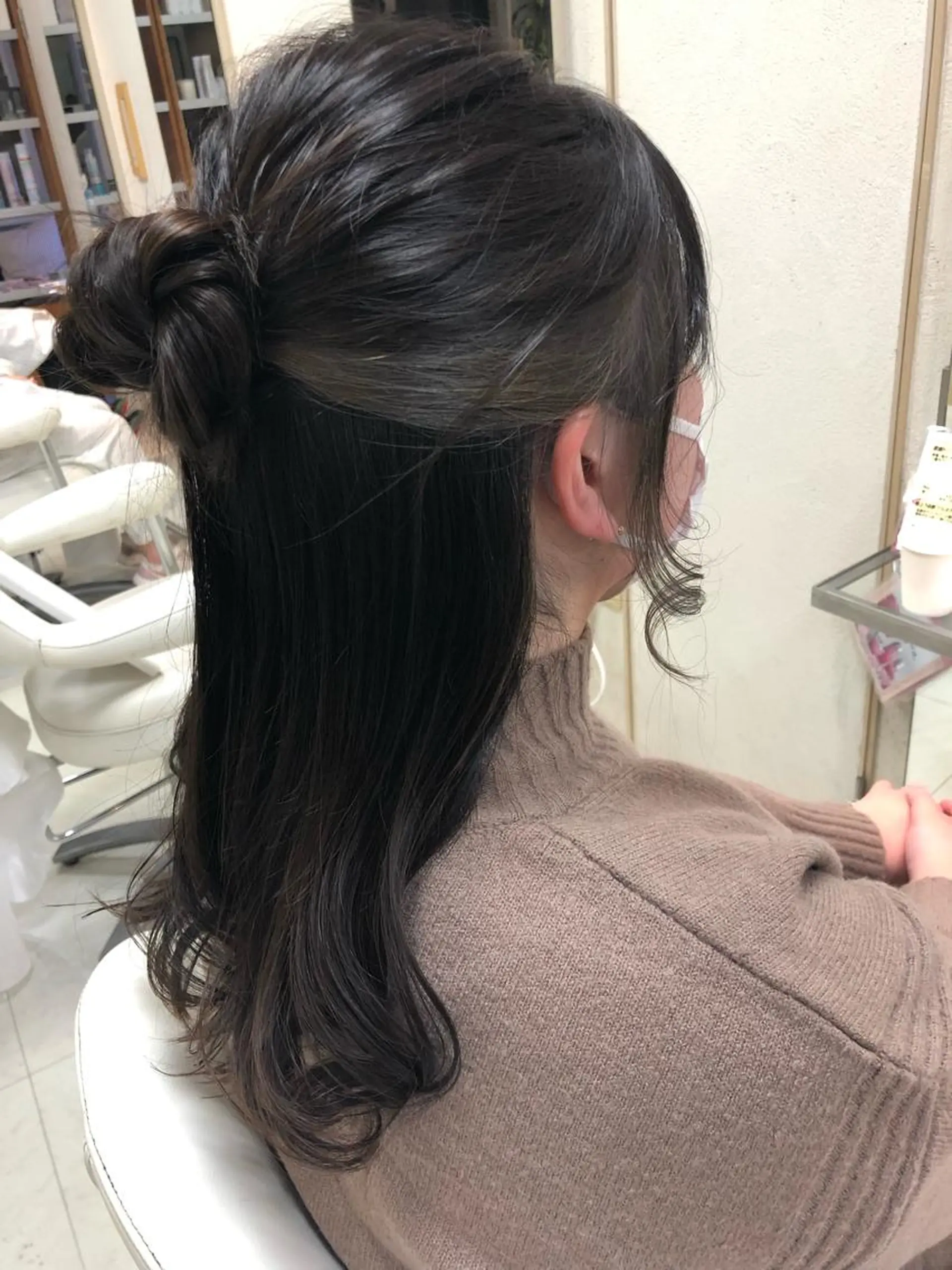 セミロング カラー イヤリングカラー シルバー ヘアカラー 阿部 美咲のヘアスタイル
