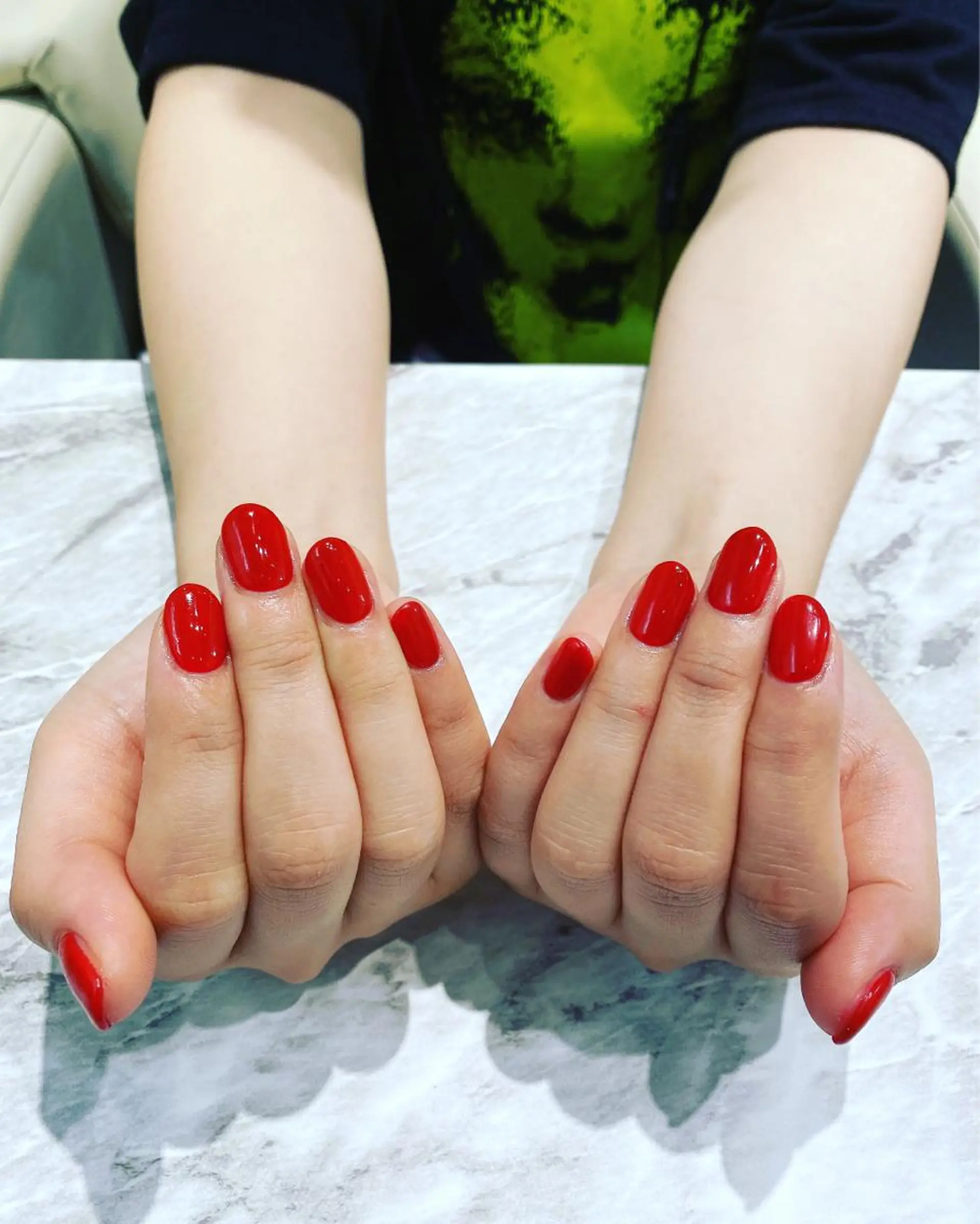 ネイル 赤色 ハンドネイル フットネイル ハンドケア ✴︎:.｡. MAKI.｡.:✴︎のネイルデザイン