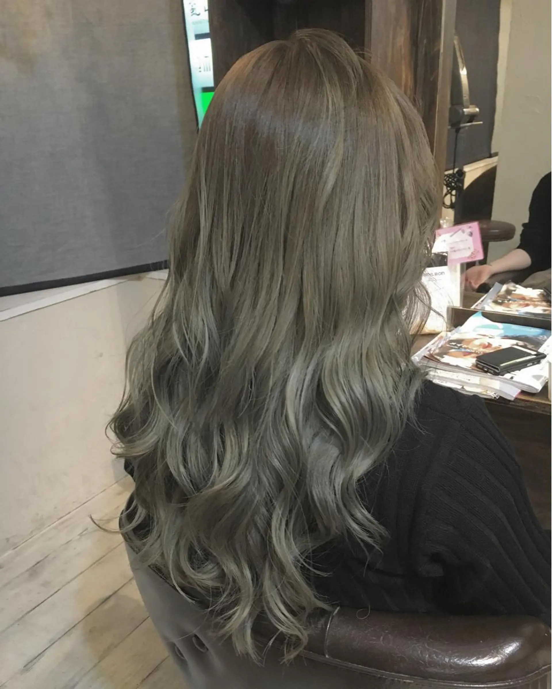 ロング カラー グラデーションカラー イルミナカラー LoRE hair 四条河原町　西尾友里のヘアスタイル