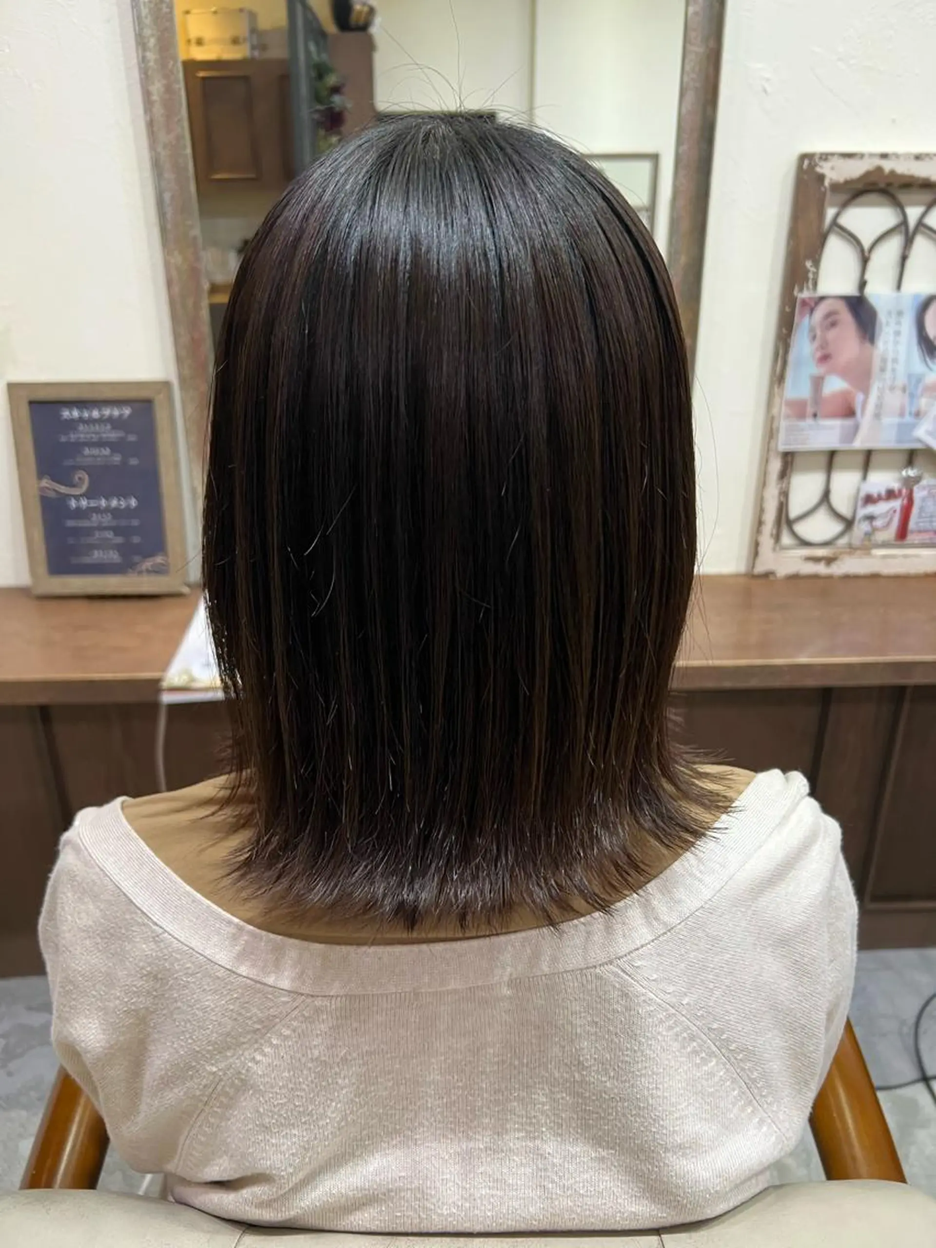 ミディアム 外ハネヘア カット ヘアカラー 高橋 葵のヘアスタイル